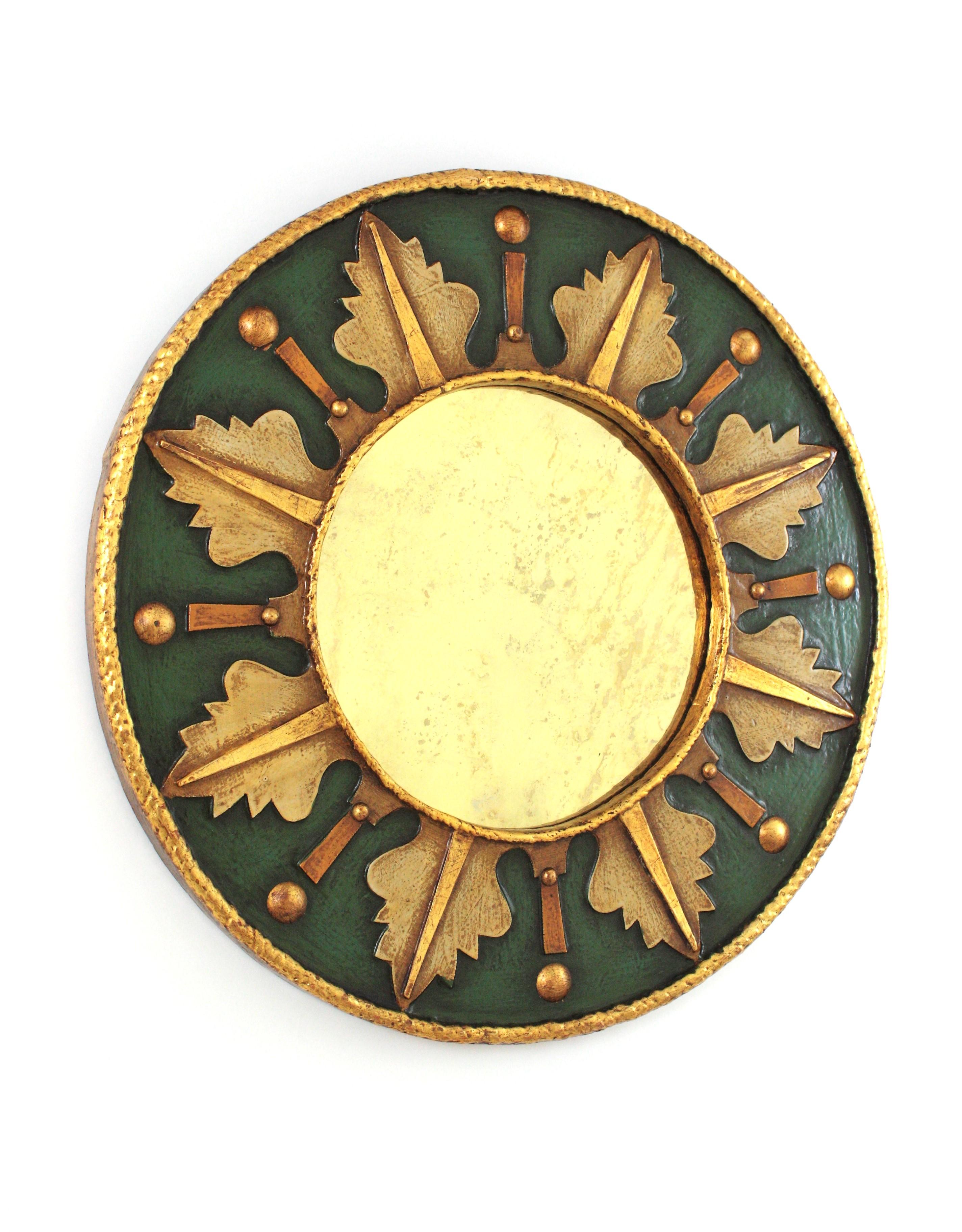 Espejo redondo con marco policromado verde dorado
España, 1960
Atractivo espejo de sol policromado de inspiración renacentista 
Precioso espejo redondo con bonitos adornos de follaje en disposición de sol en colores verde, beige y dorado. Una hoja