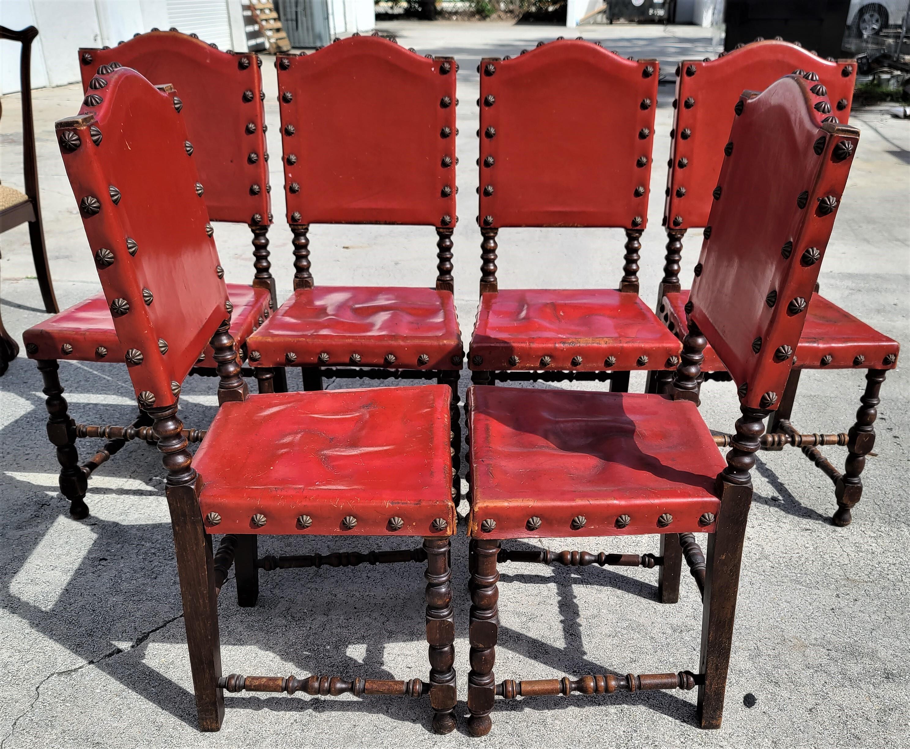 Nous vous proposons l'une de nos récentes acquisitions de meubles fins Palm Beach Estate d'un
Ensemble de 6 chaises de salle à manger en cuir de style renaissance espagnole 
Fabriqué en Espagne

Mesures approximatives en pouces
41
