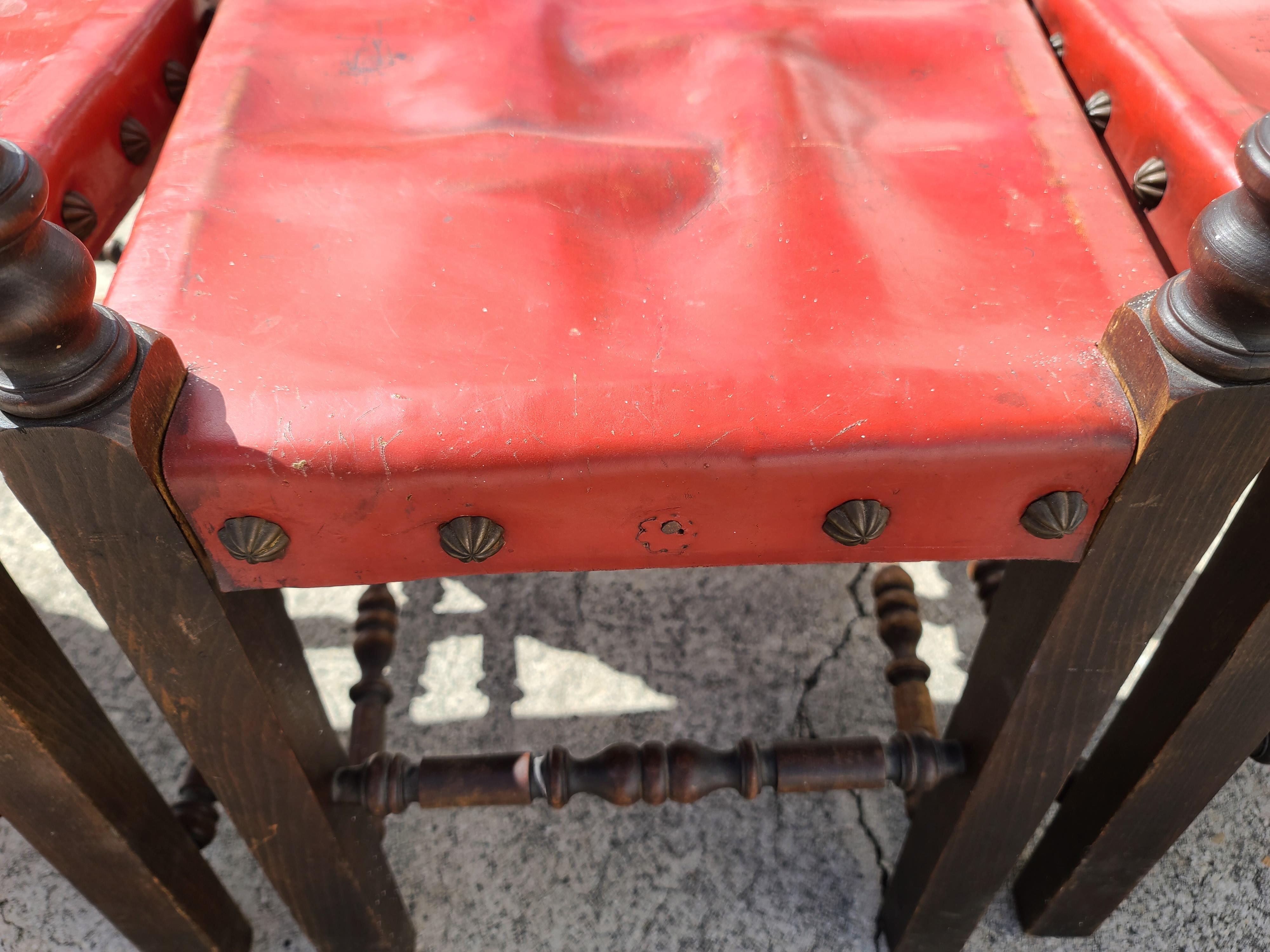 Milieu du XXe siècle Chaises de salle à manger en cuir rouge de style néo-renaissance espagnole, lot de 6