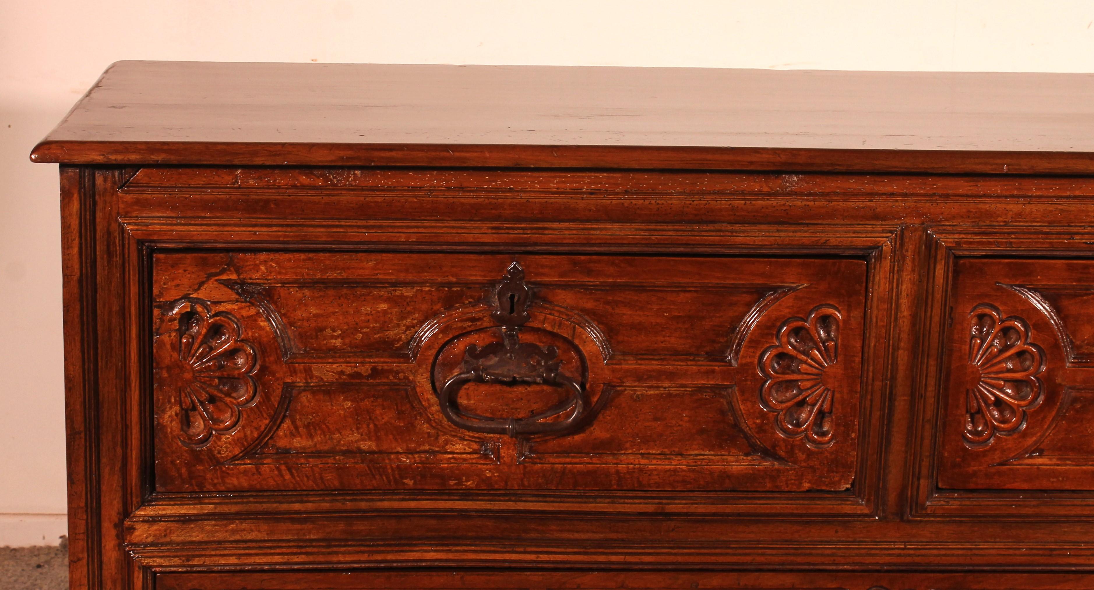 Spanish Renaissance sacristy / chasuble buffet circa 1600
a piece that was at the time used in churches to store the priest clothes
Very beautiful sacristy cabinet which is composed of 3 drawers with their original wrought iron entrance

Paneled