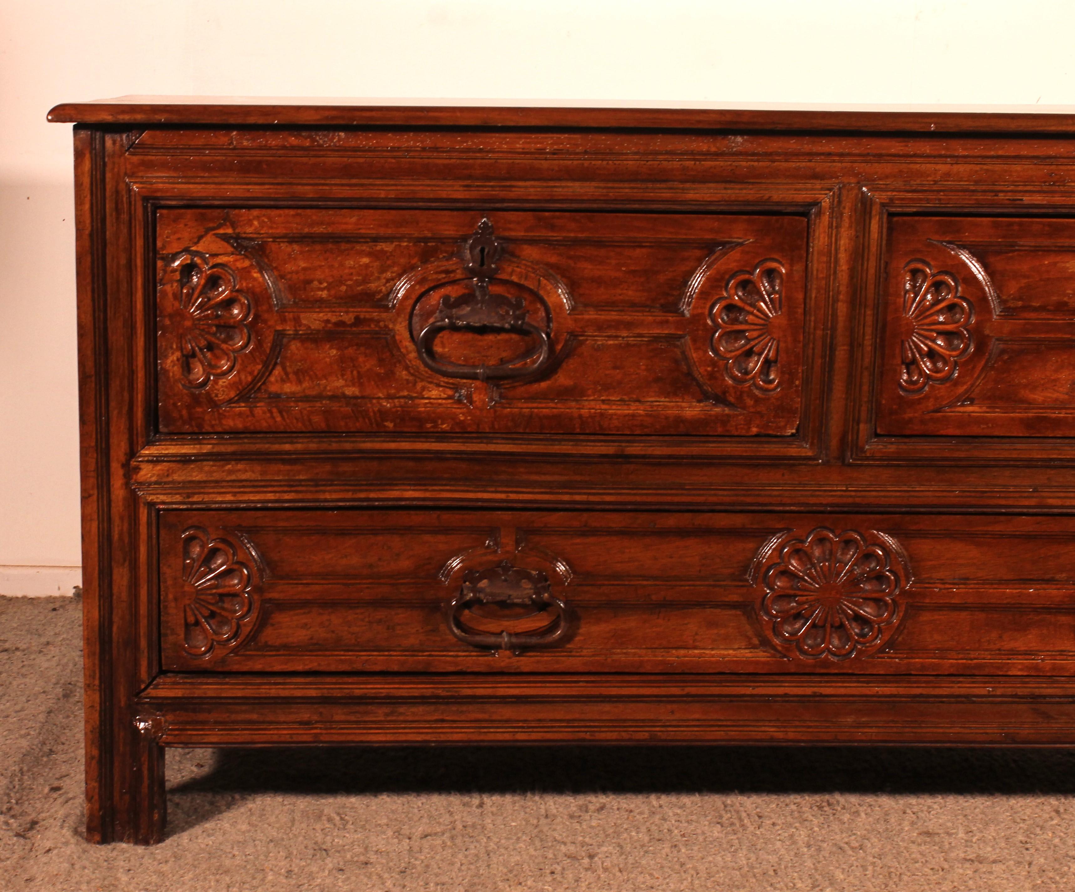 Spanish Renaissance Sacristy Buffet In Walnut Circa 1600 In Good Condition For Sale In Brussels, Brussels