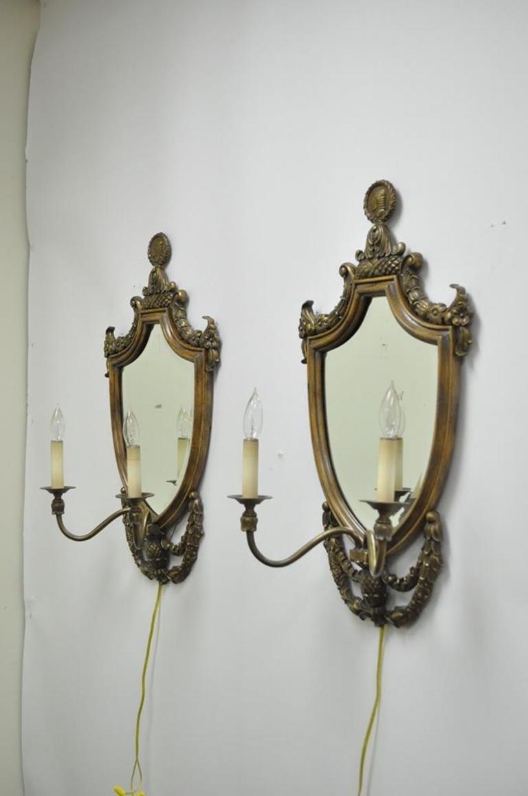 Paire d'appliques électriques de style Renaissance espagnole en laiton avec miroir et camée en forme de bouclier Bon état - En vente à Philadelphia, PA