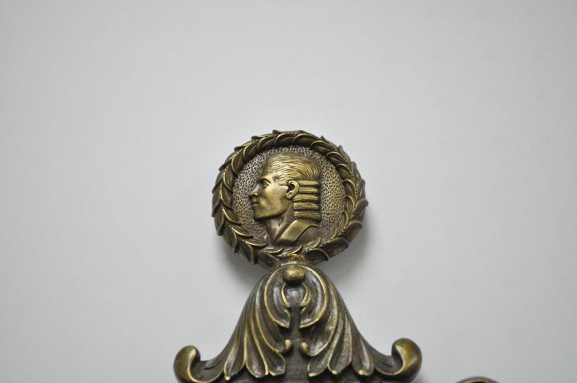 Paire d'appliques électriques de style Renaissance espagnole en laiton avec miroir et camée en forme de bouclier en vente 2