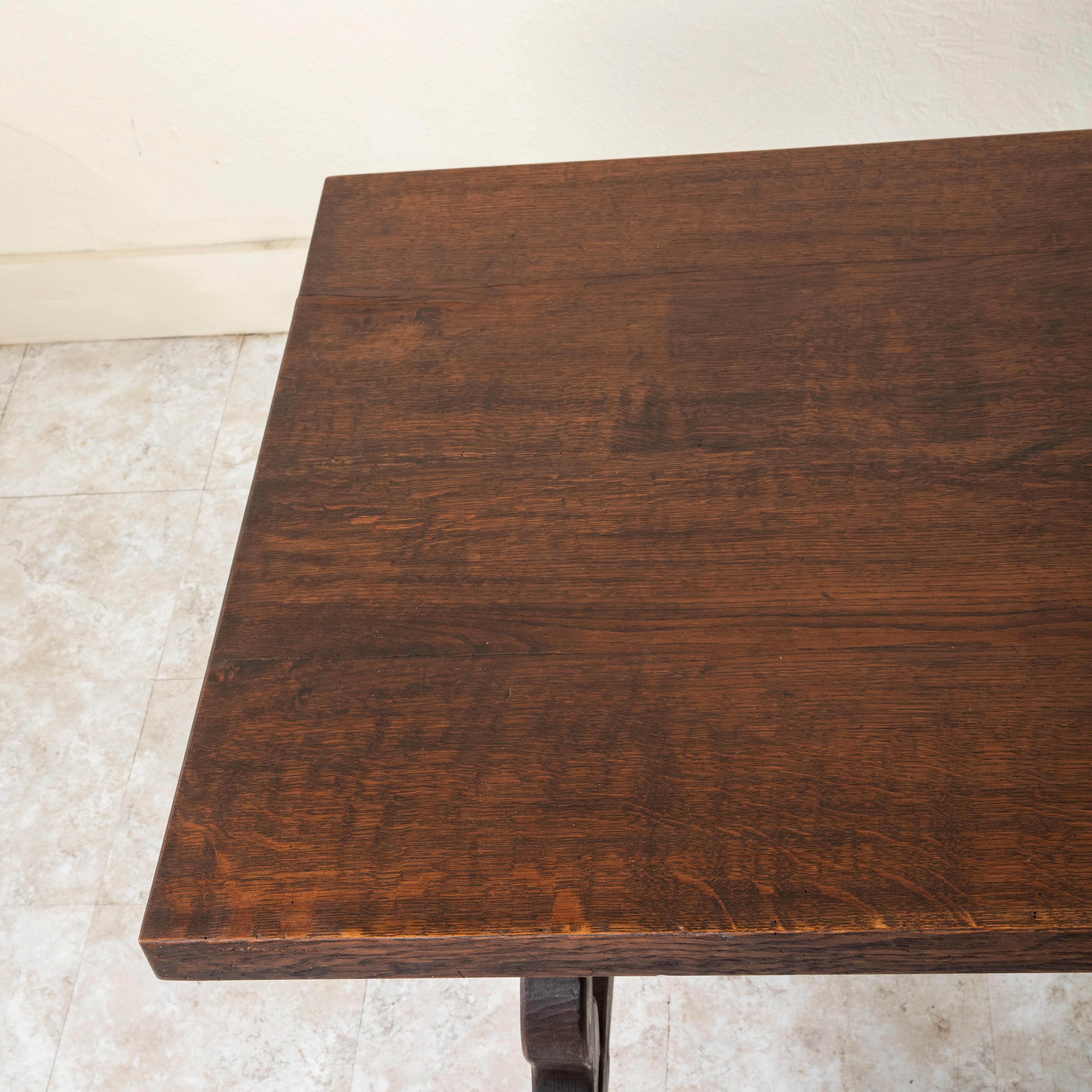 Table en Oak Oak, style renaissance espagnole, taillée à la main, brancard en fer forgé circa 1900 en vente 1