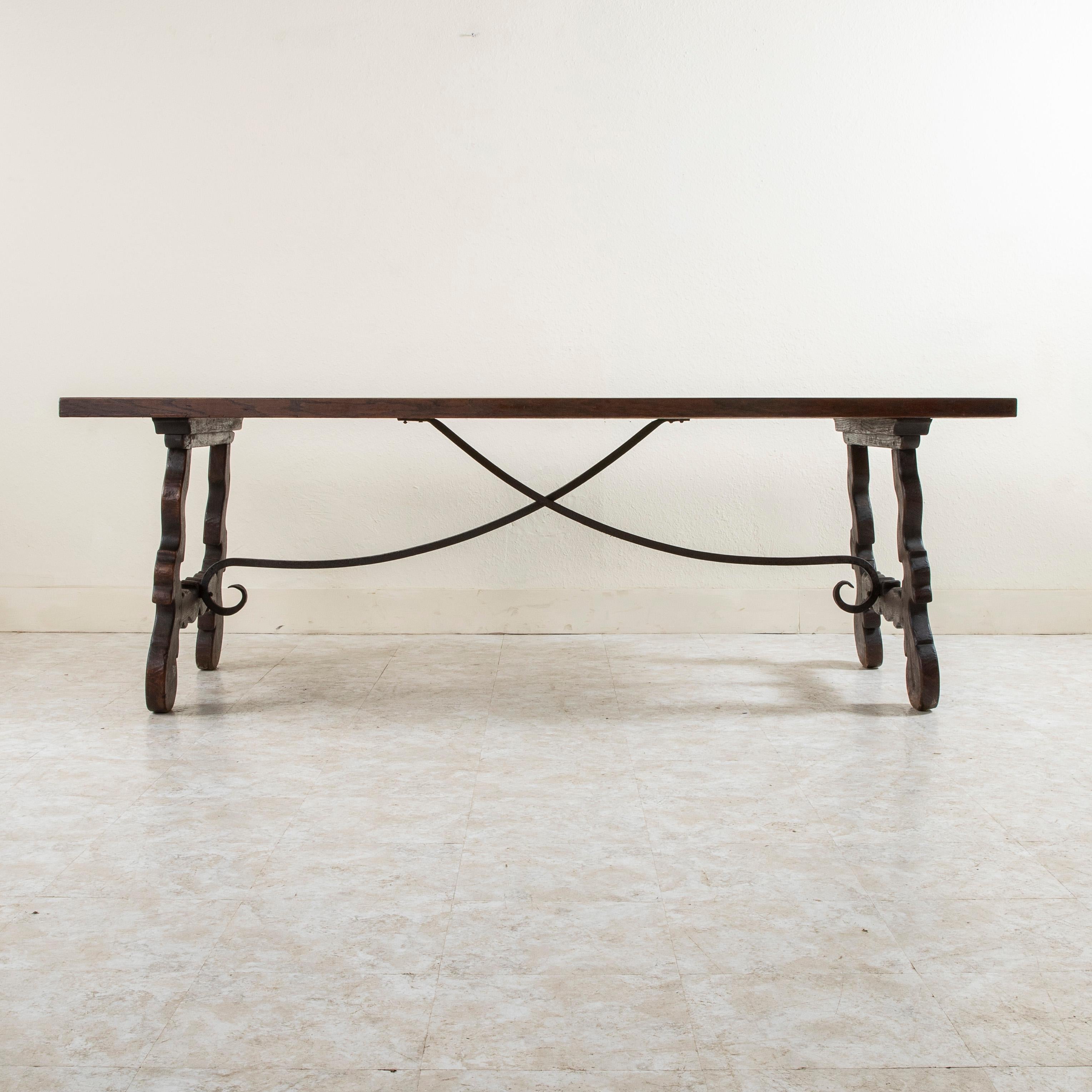 Français Table en Oak Oak, style renaissance espagnole, taillée à la main, brancard en fer forgé circa 1900 en vente