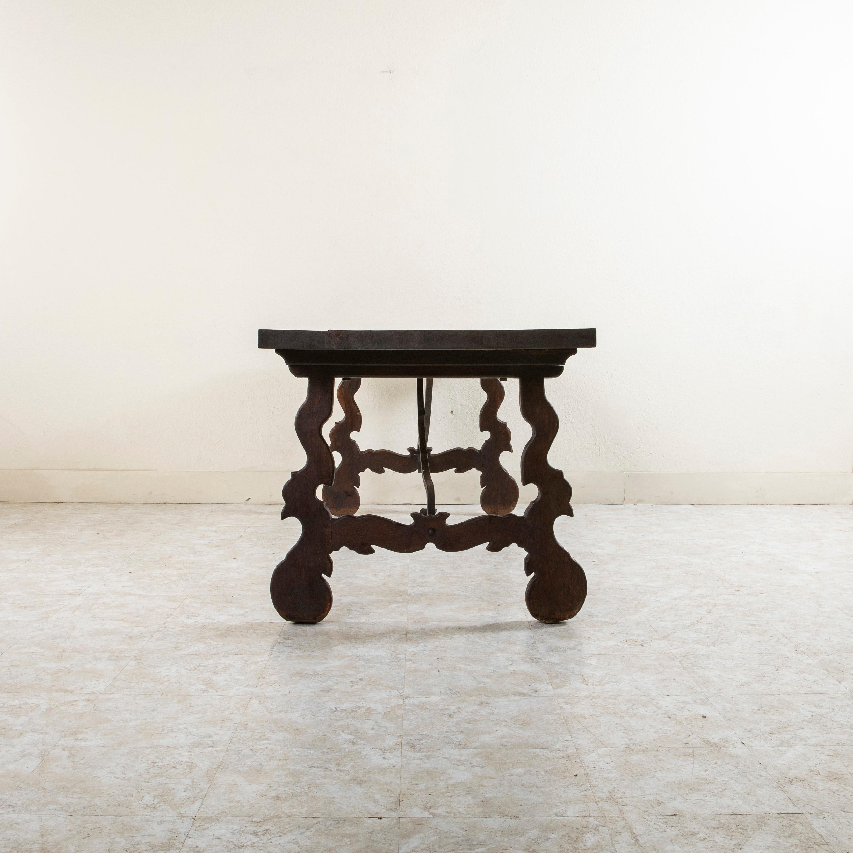 Forgé Table en Oak Oak, style renaissance espagnole, taillée à la main, brancard en fer forgé circa 1900 en vente
