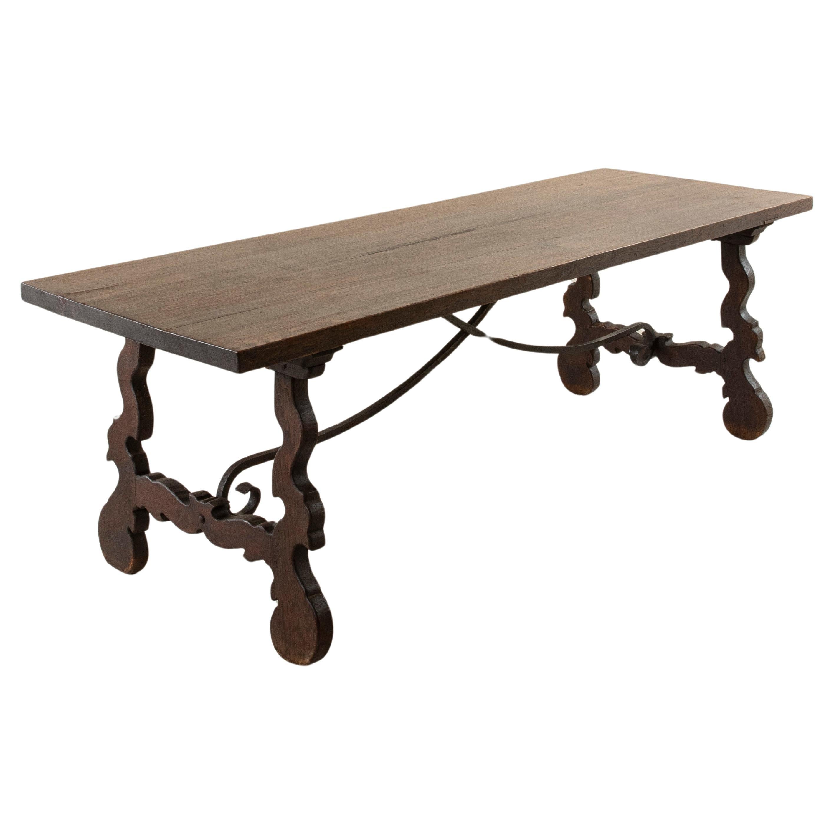 Table en Oak Oak, style renaissance espagnole, taillée à la main, brancard en fer forgé circa 1900 en vente