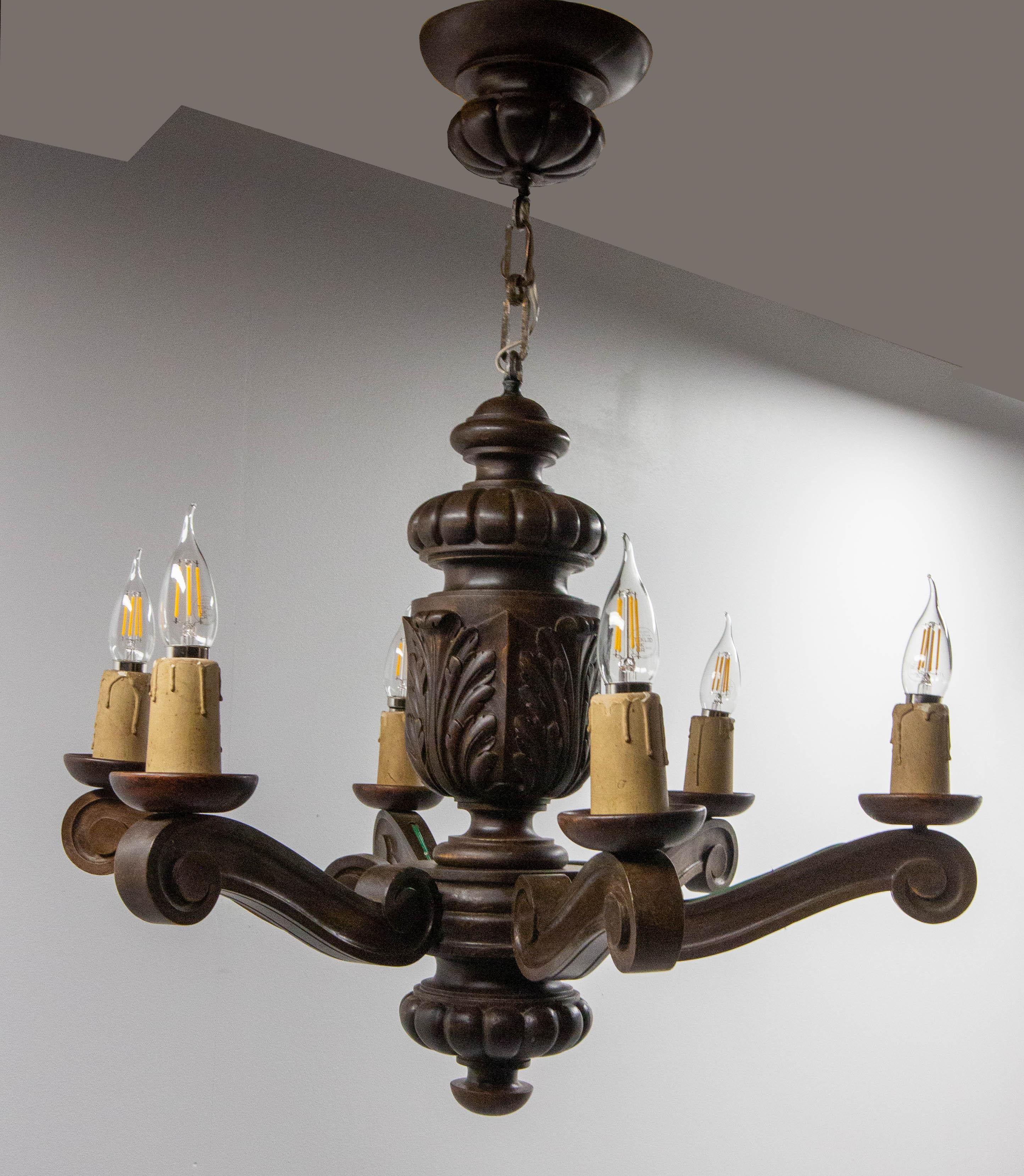 Spanischer Pendelleuchten-Kronleuchter, 20. Jahrhundert
Sechs Lampen auf einer Eichenholzhalterung, handgeschnitzt im Stil der spanischen Renaissance. 
Guter Zustand

Versand:
63 / 70 / 57 cm 4.5 kg.