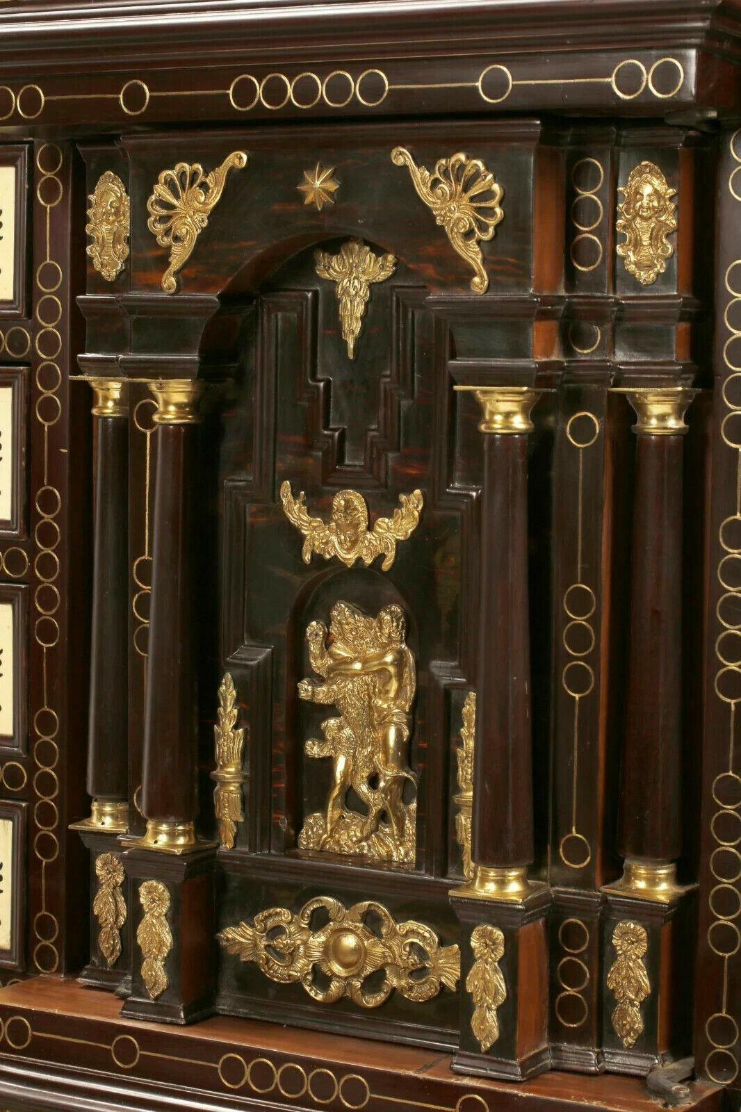 Ensemble de deux armoires de style Renaissance espagnole, sur pied, incrustées de Vargueno en vente 1