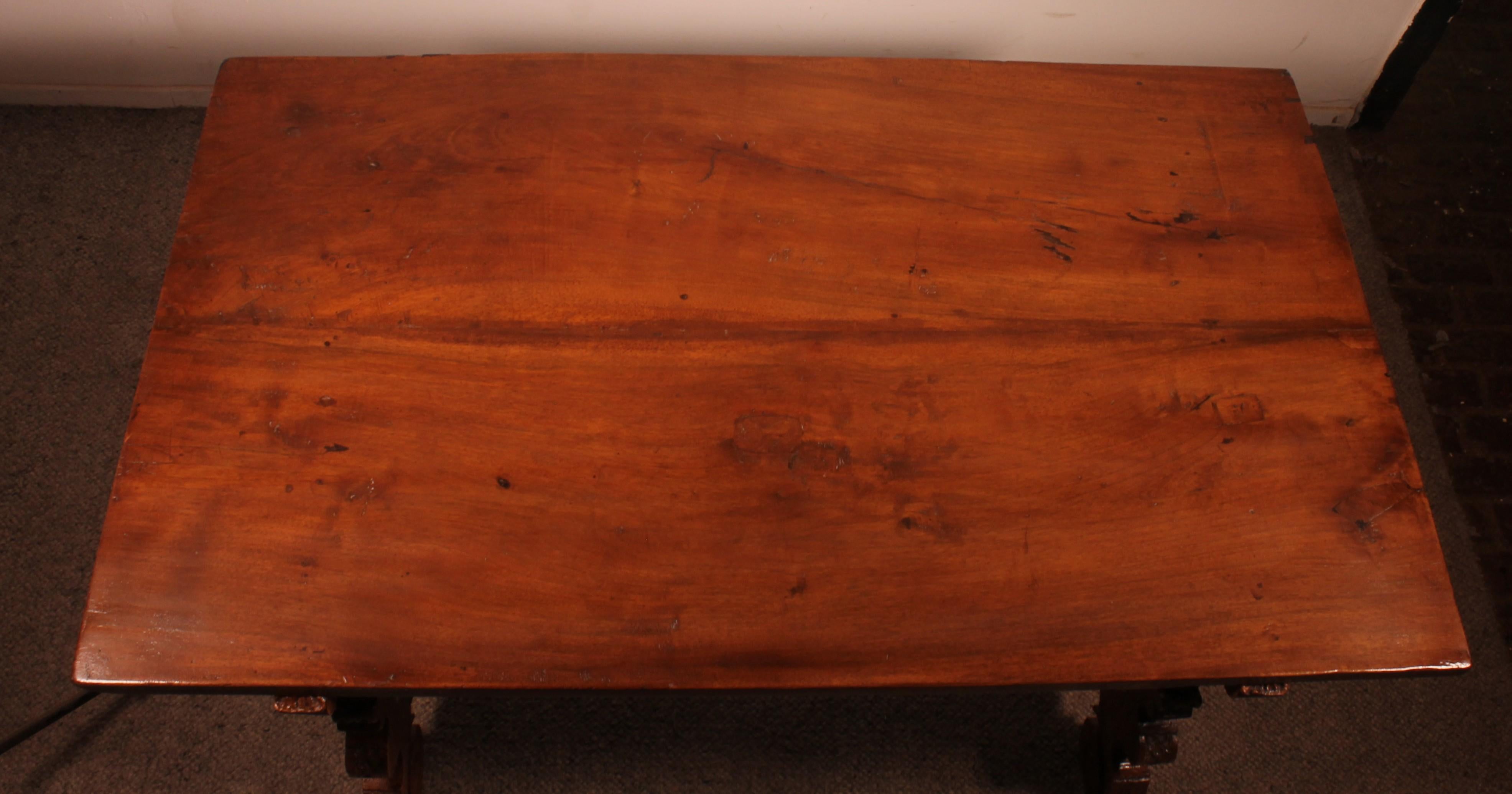 Tavolo rinascimentale spagnolo in noce biondo - XVII secolo in vendita 4