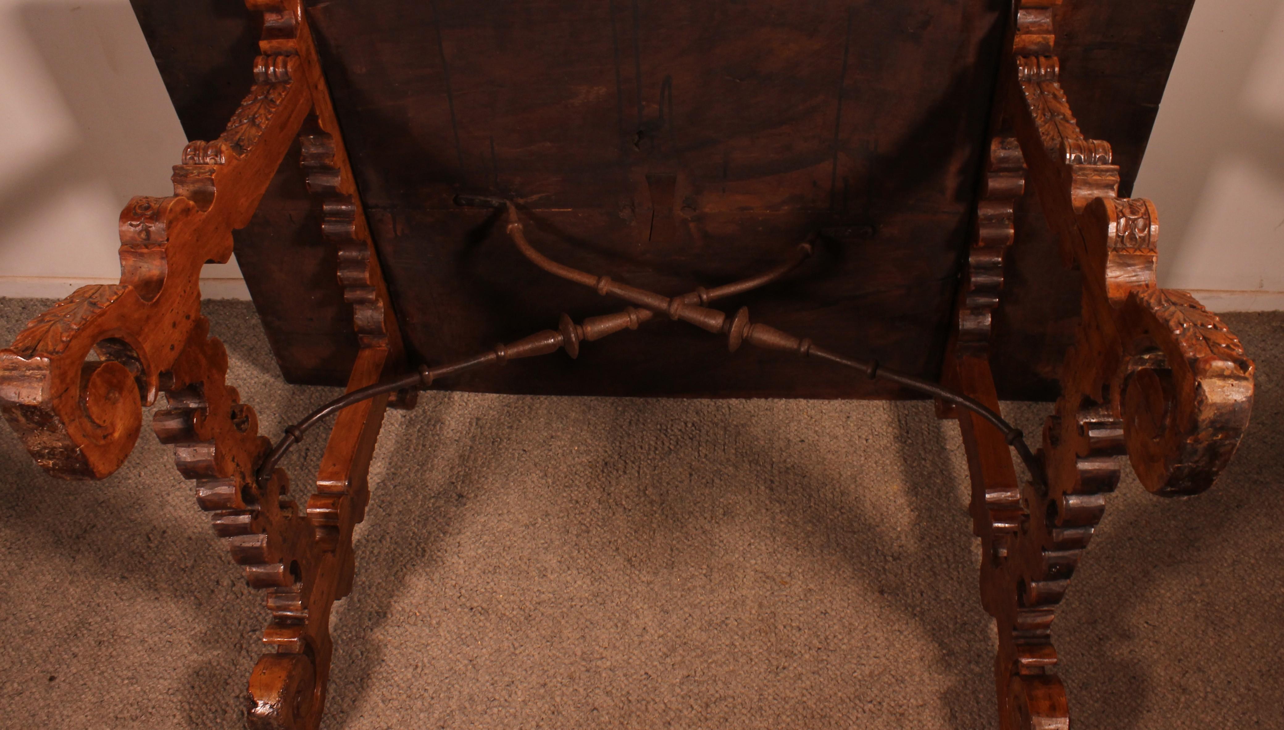 Tavolo rinascimentale spagnolo in noce biondo - XVII secolo in vendita 6