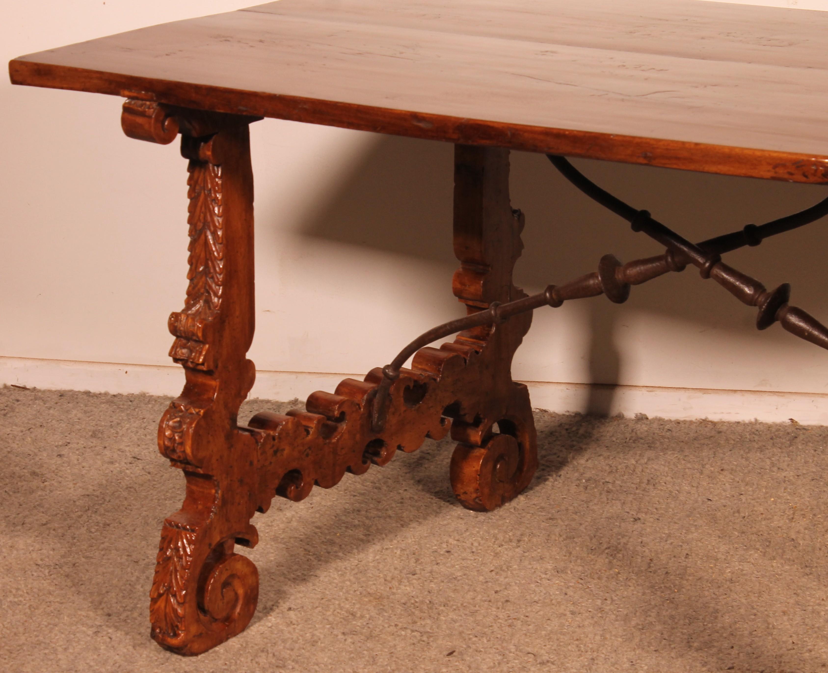Rinascimento Tavolo rinascimentale spagnolo in noce biondo - XVII secolo in vendita