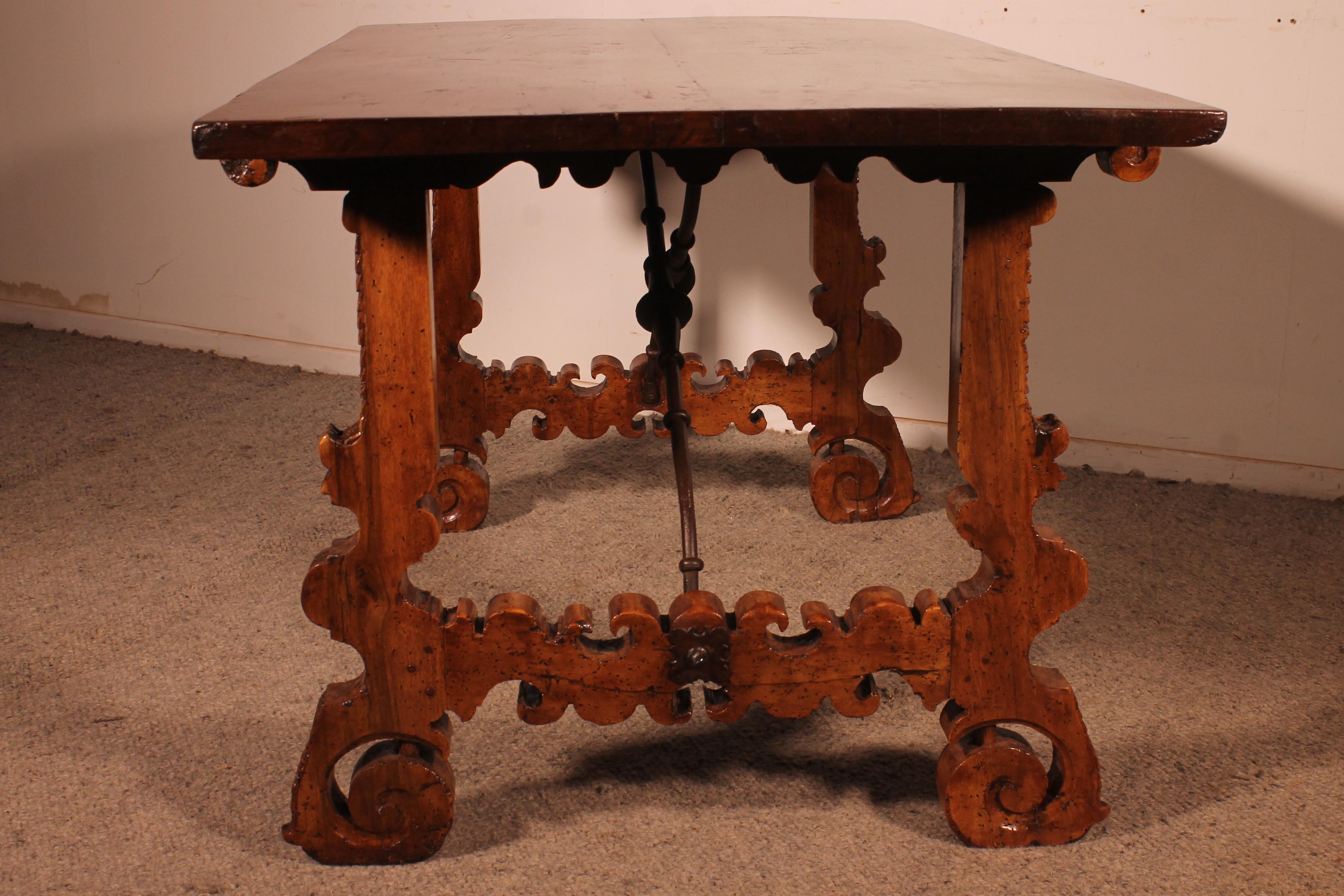 Tavolo rinascimentale spagnolo in noce biondo - XVII secolo In condizioni buone in vendita a Brussels, Brussels