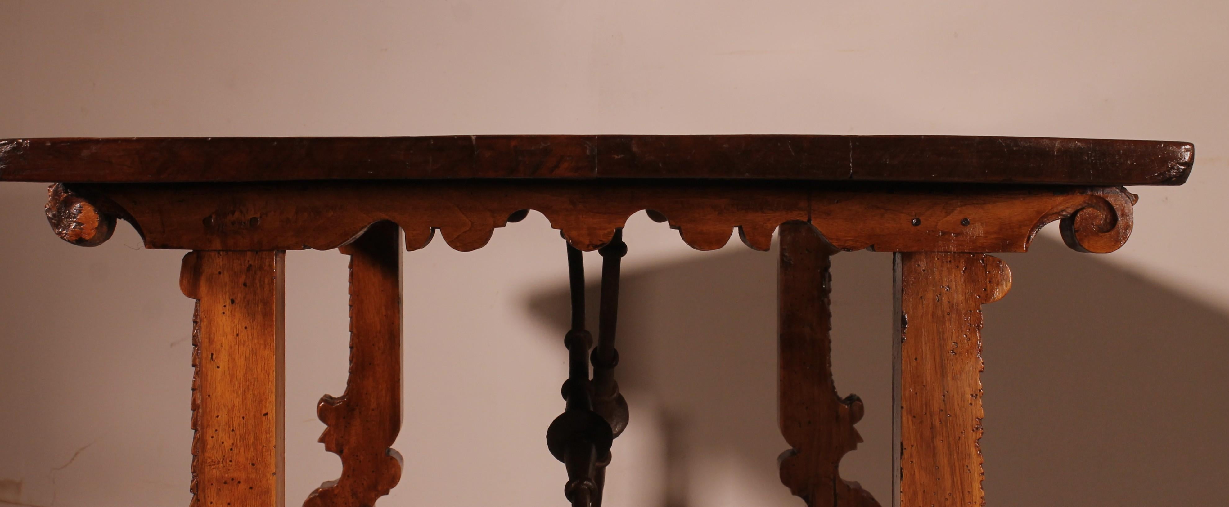 Fino al XVIII secolo Tavolo rinascimentale spagnolo in noce biondo - XVII secolo in vendita