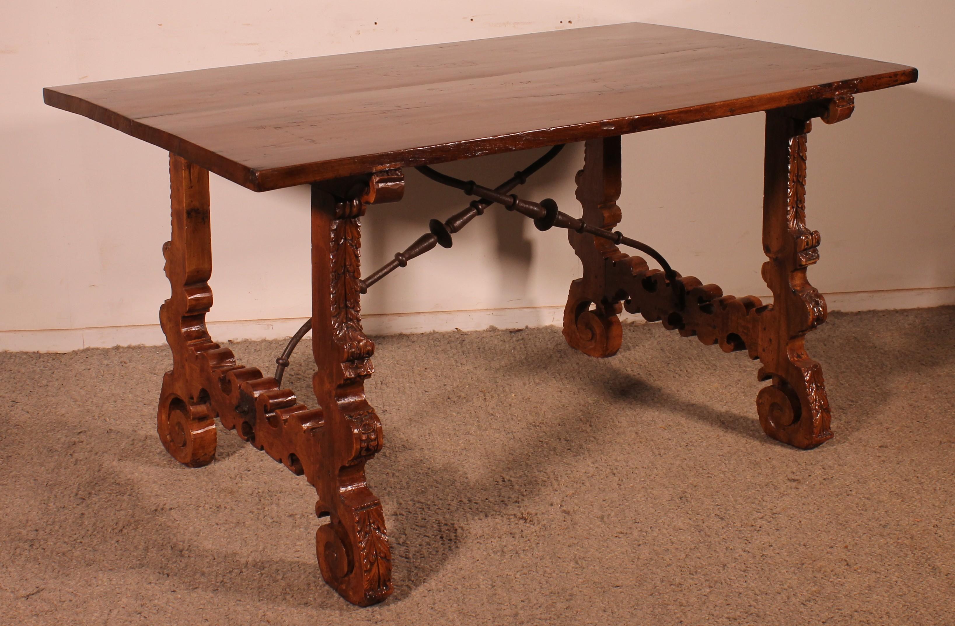 Tavolo rinascimentale spagnolo in noce biondo - XVII secolo in vendita 1