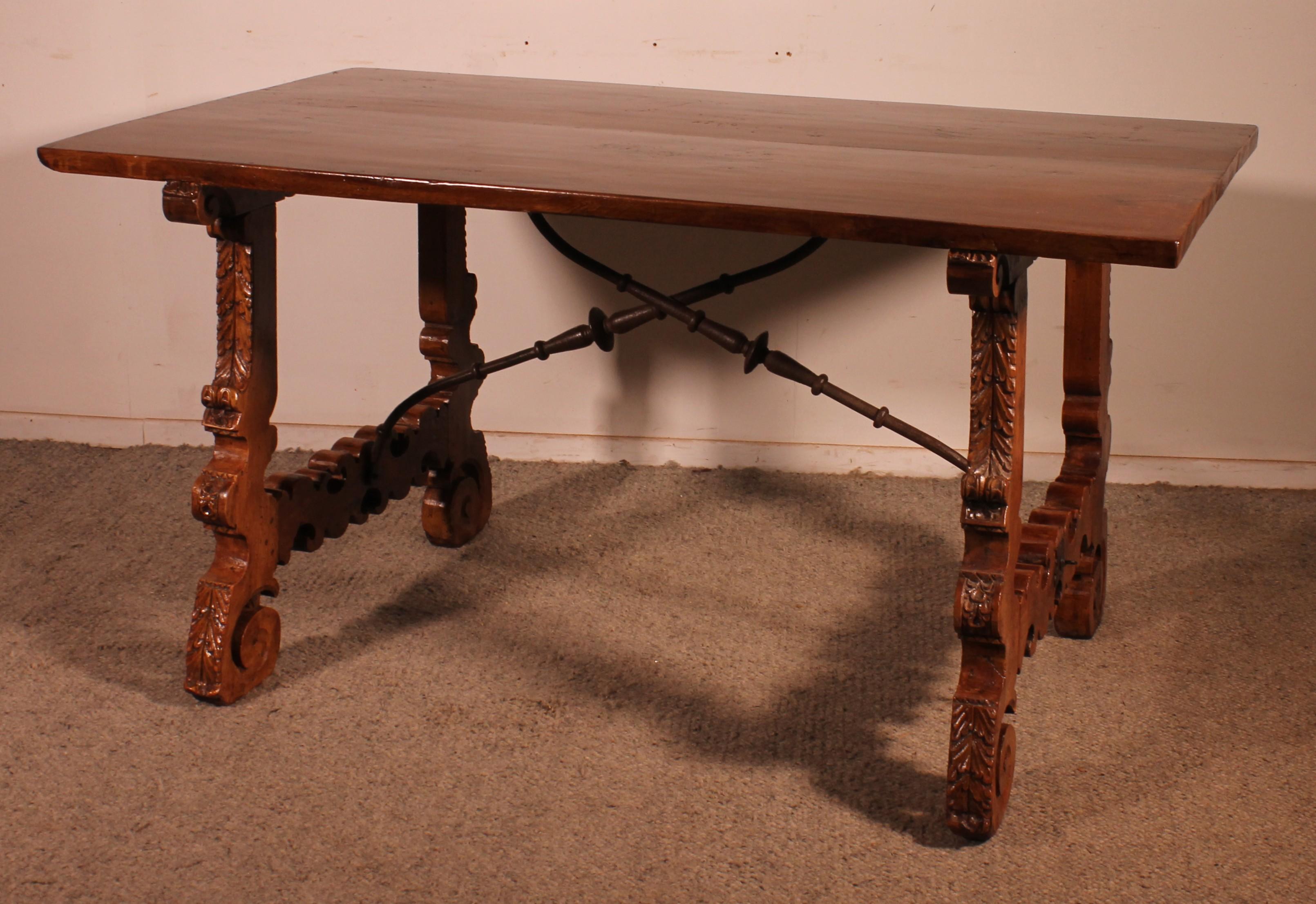 Tavolo rinascimentale spagnolo in noce biondo - XVII secolo in vendita 2