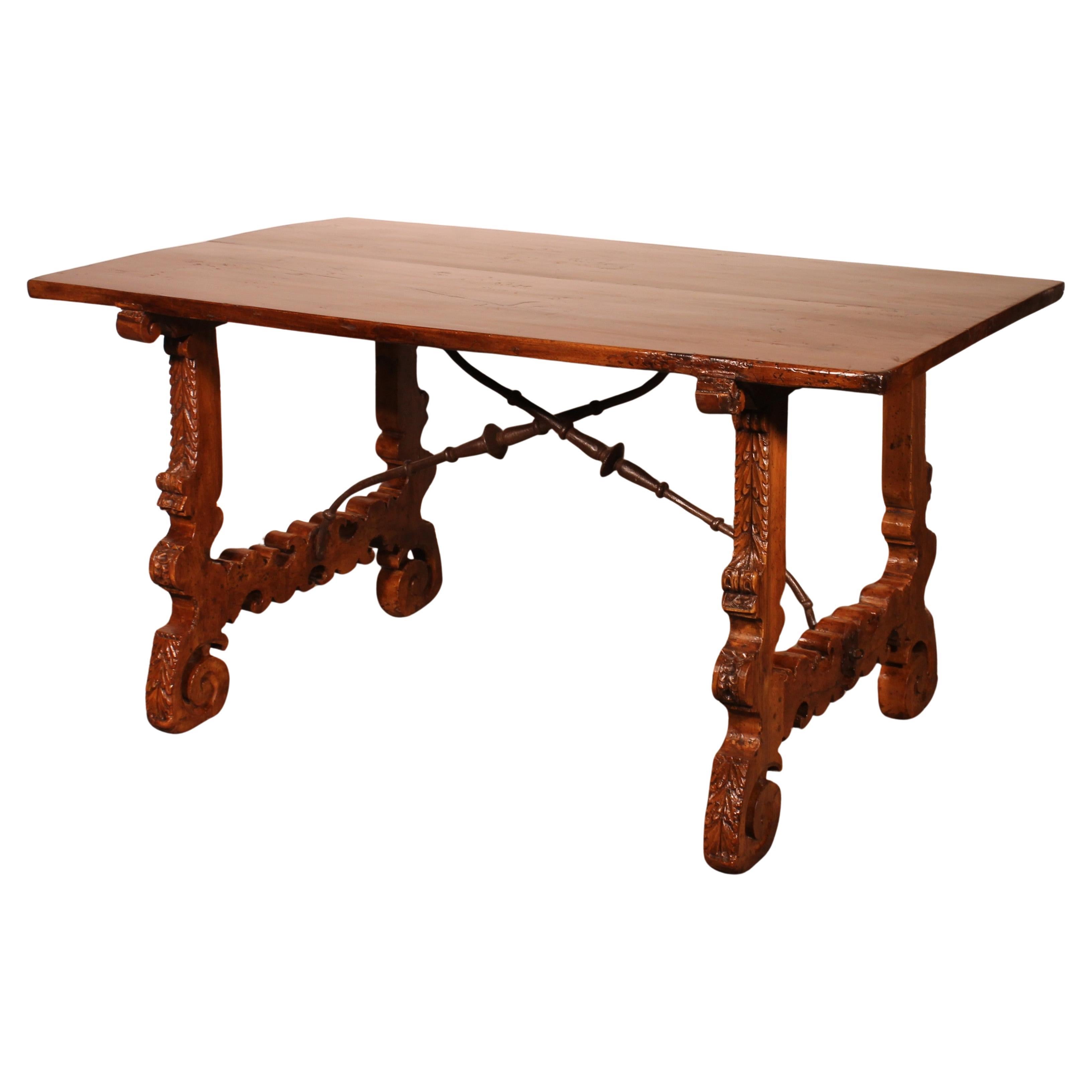 Table Renaissance espagnole en noyer blond - 17e siècle