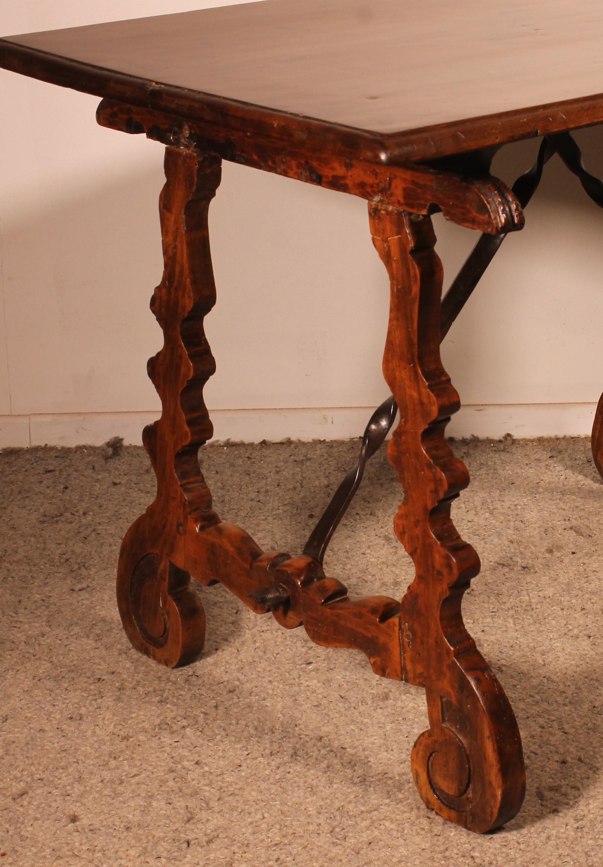 Spanischer Renaissancetisch aus Nussbaumholz aus dem 17. Jahrhundert aus Katalonien

seltener Tisch mit einer sehr schönen einteiligen Nussbaumplatte mit Corbin-Schnabel

Der Tisch hat seine originalen Scharniere an der Basis, so dass er bei Bedarf