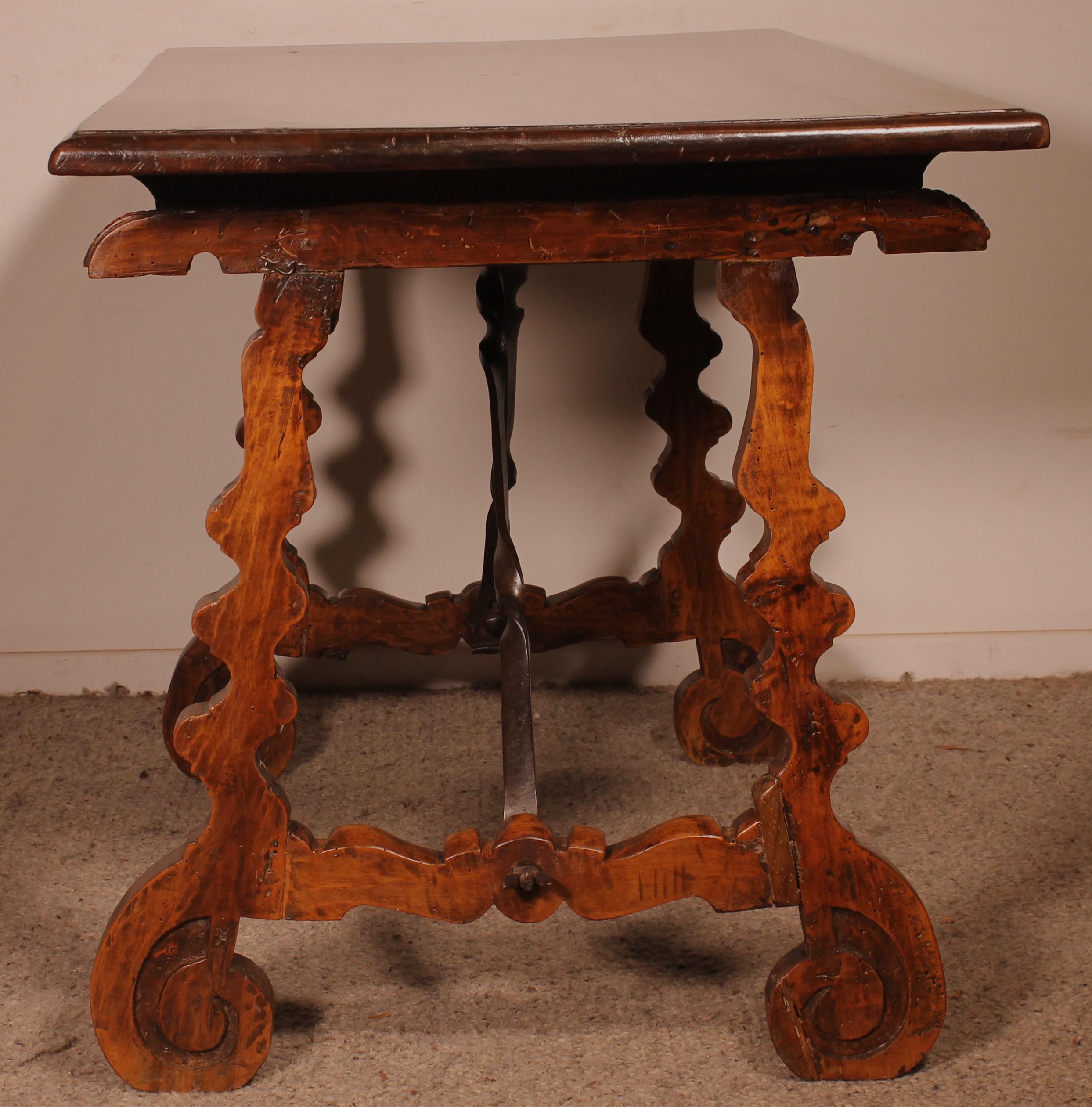 Spanischer Renaissance-Tisch aus Nussbaumholz, 17. Jahrhundert 2