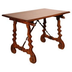 Spanischer Renaissance-Tisch aus Nussbaumholz, 17. Jahrhundert