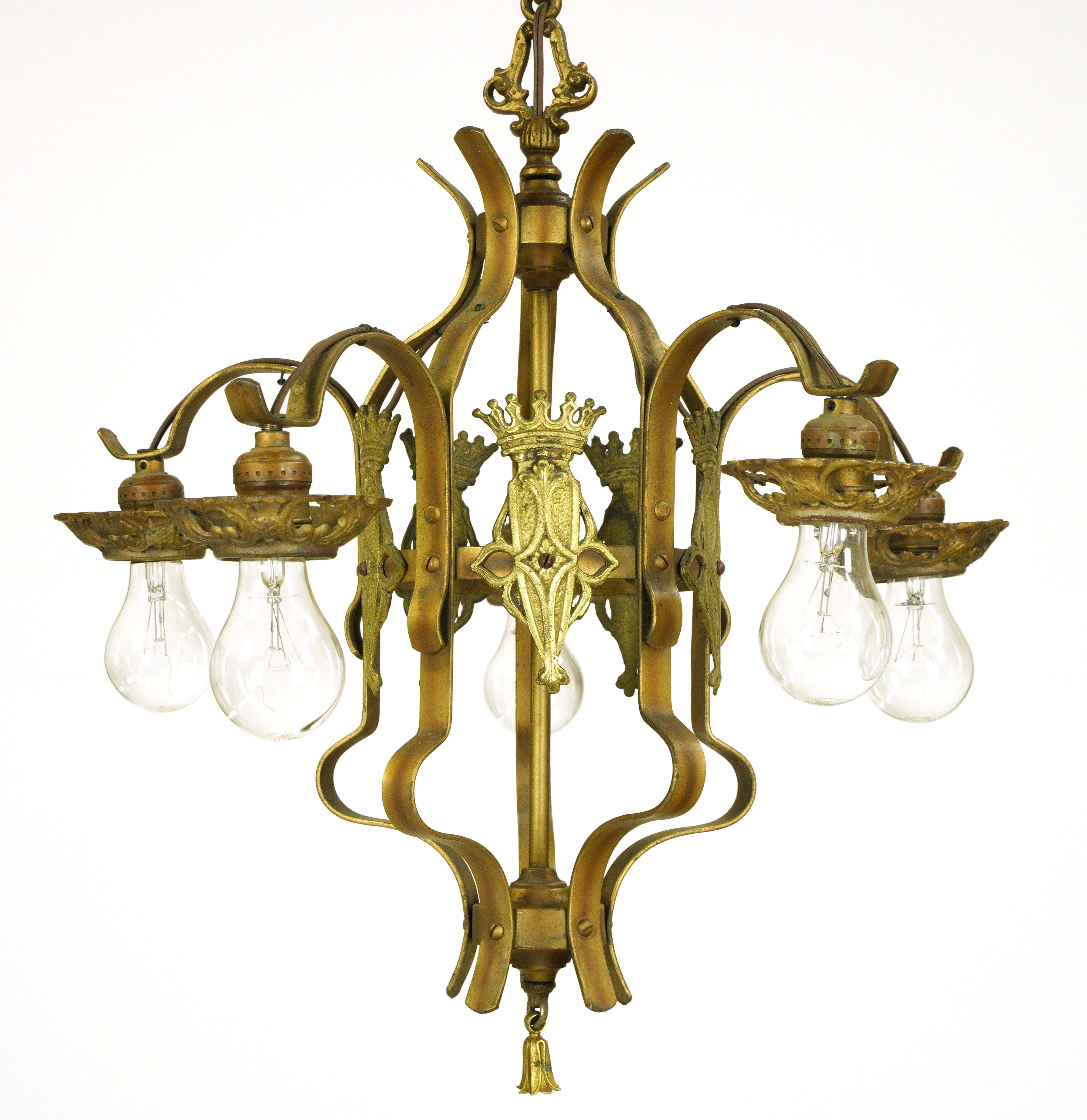Antico lampadario Revival spagnolo con cinque lampadine esposte verso il basso e motivi ornamentali in ottone. È realizzato in ghisa con una finitura dipinta in oro. Richiede cinque lampadine standard a base media. Pulito e restaurato. Buone