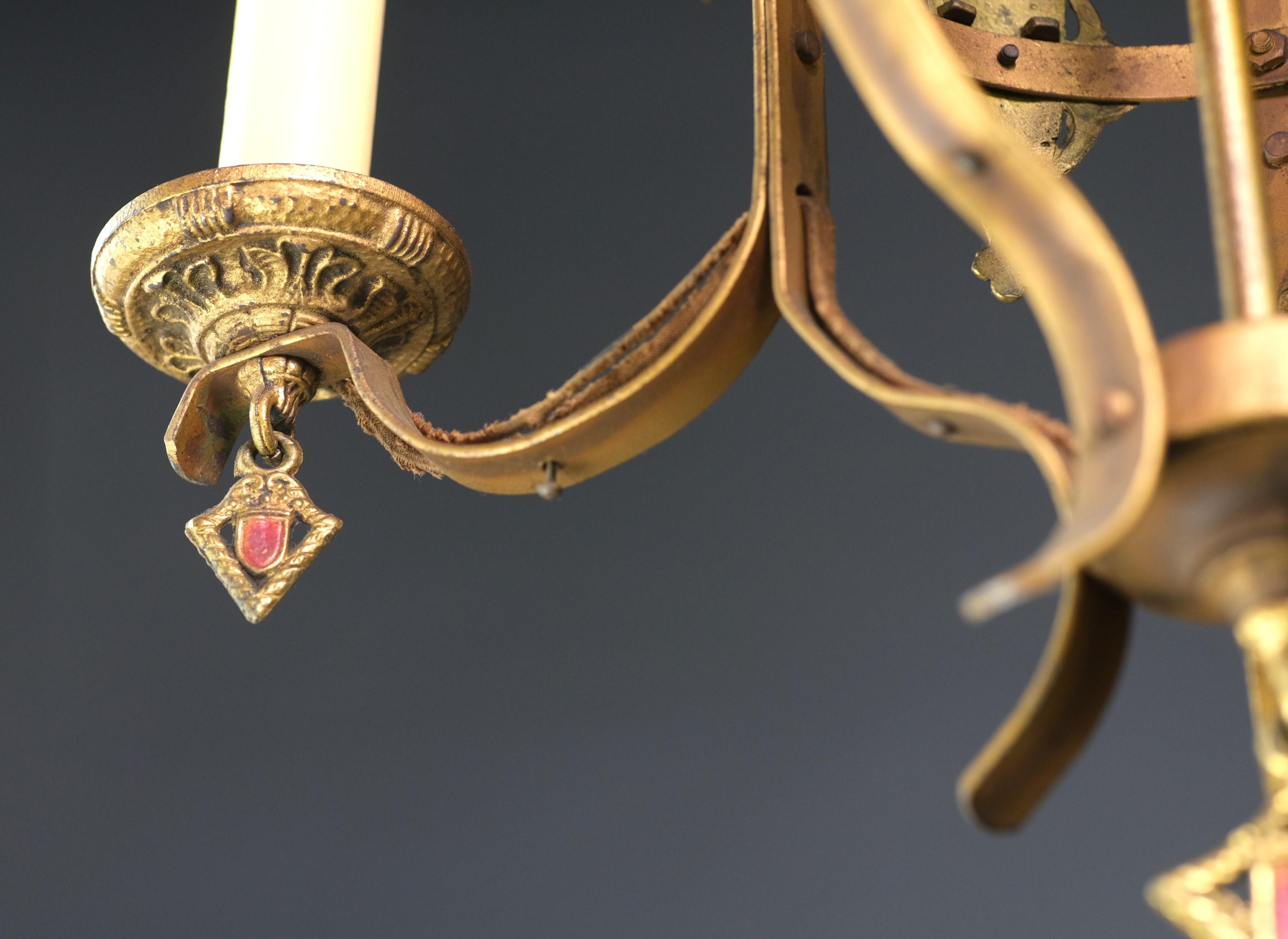 Spanischer Revival-Kronleuchter, 5 Leuchten, goldfarben lackiert, Schnörkel (20. Jahrhundert) im Angebot