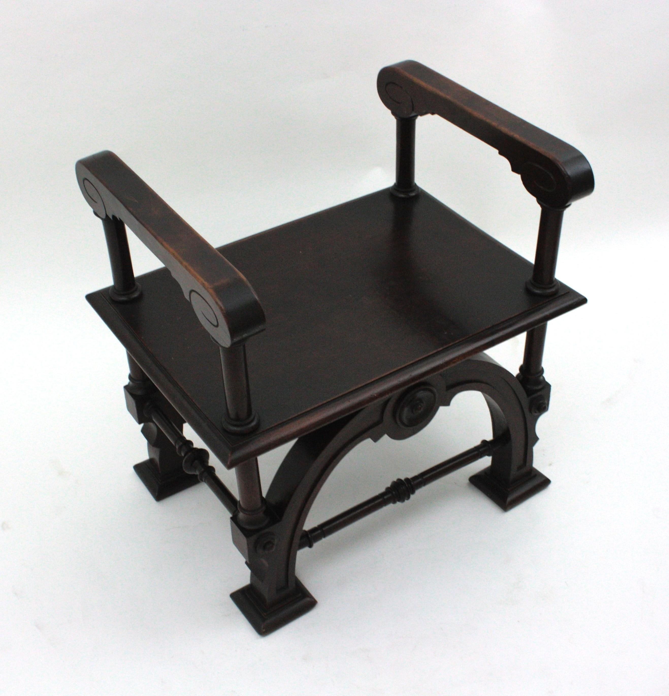 Geschnitzter Hocker oder Bank aus Nussbaum im spanischen Revival, 1940er Jahre im Angebot 3