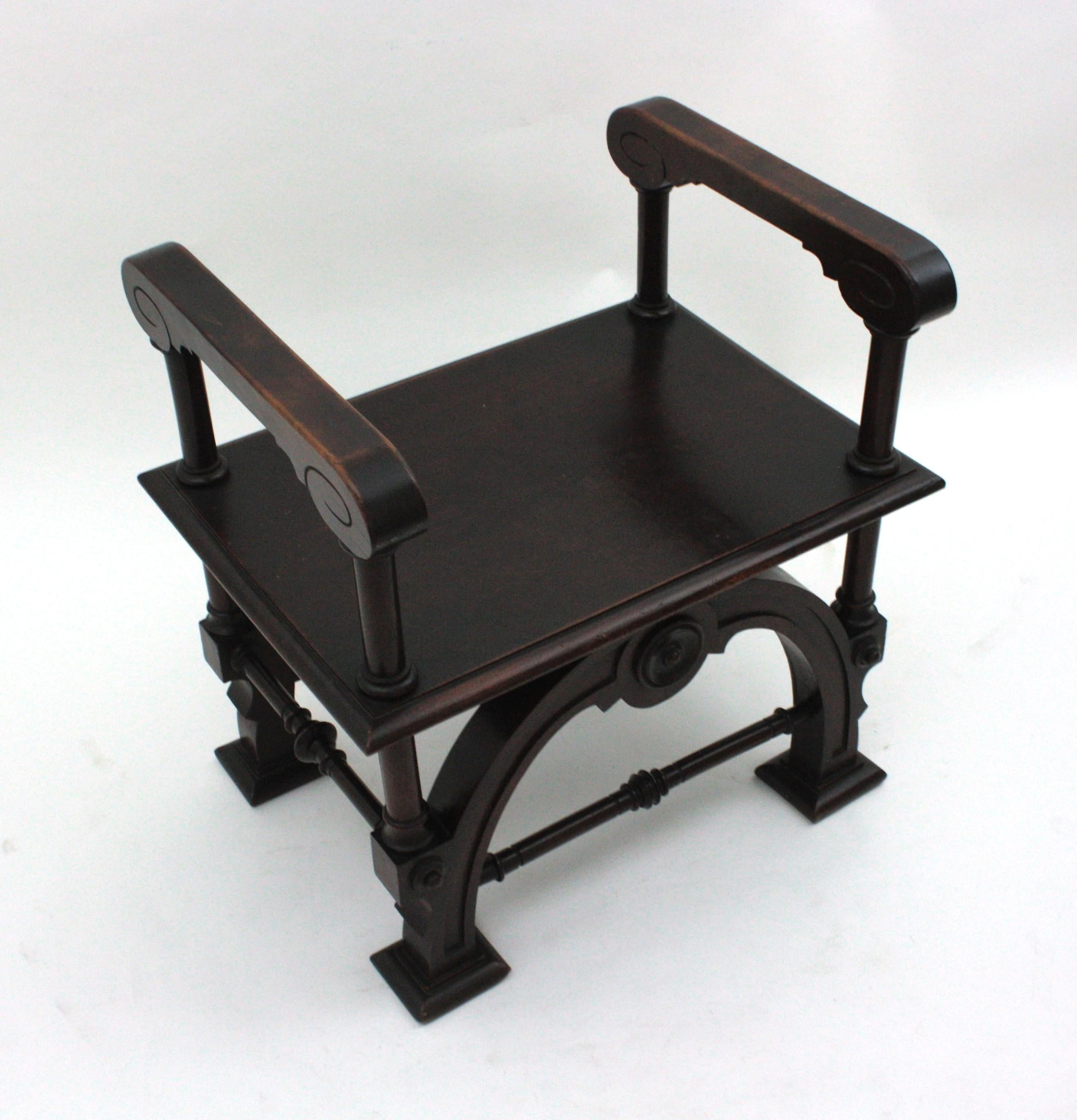 Tabouret ou banc en noyer sculpté de style Revive espagnol, années 1940 en vente 3