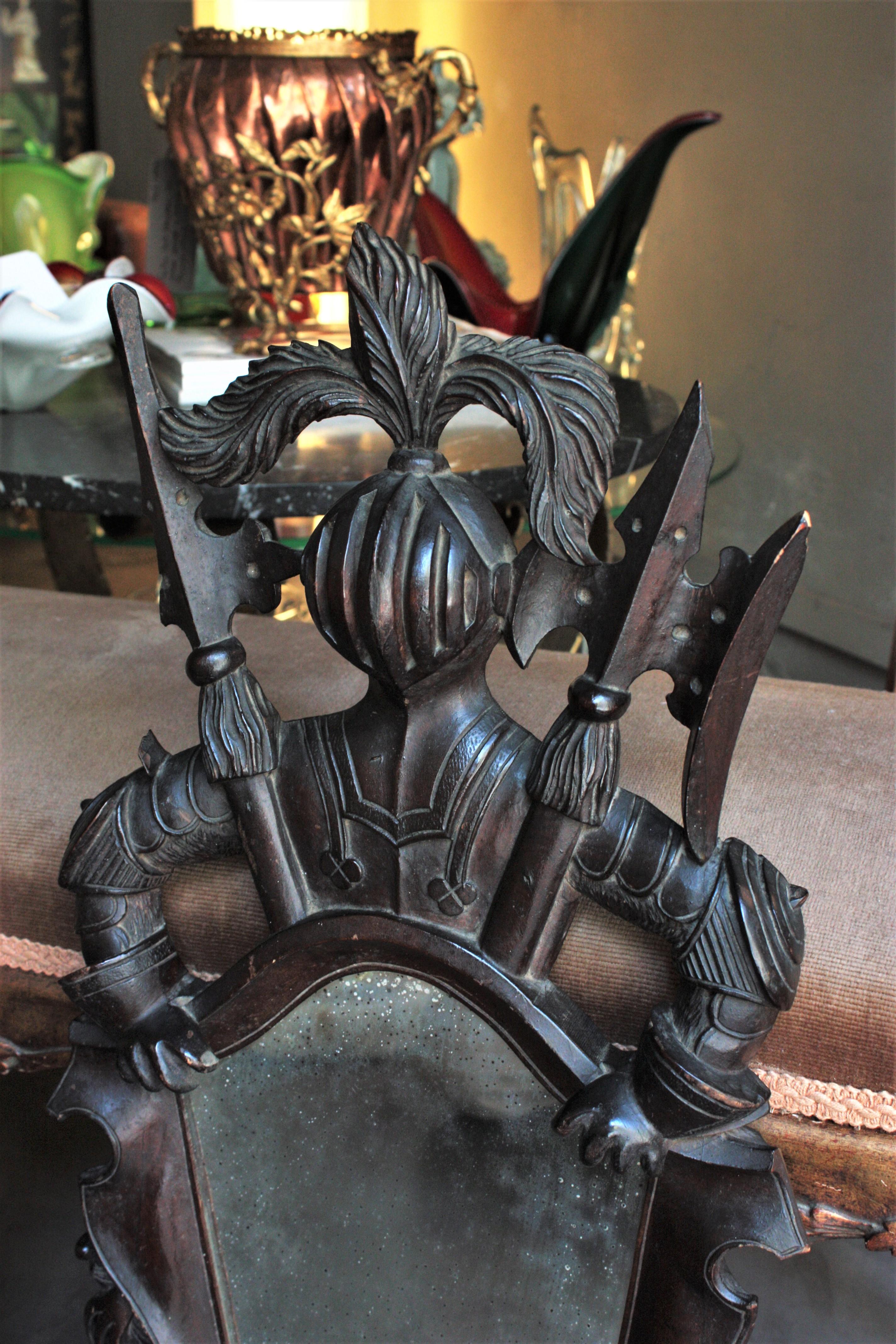 Miroir en bois sculpté de style néo-espagnol avec cadre médiéval en forme de chevalier en vente 2