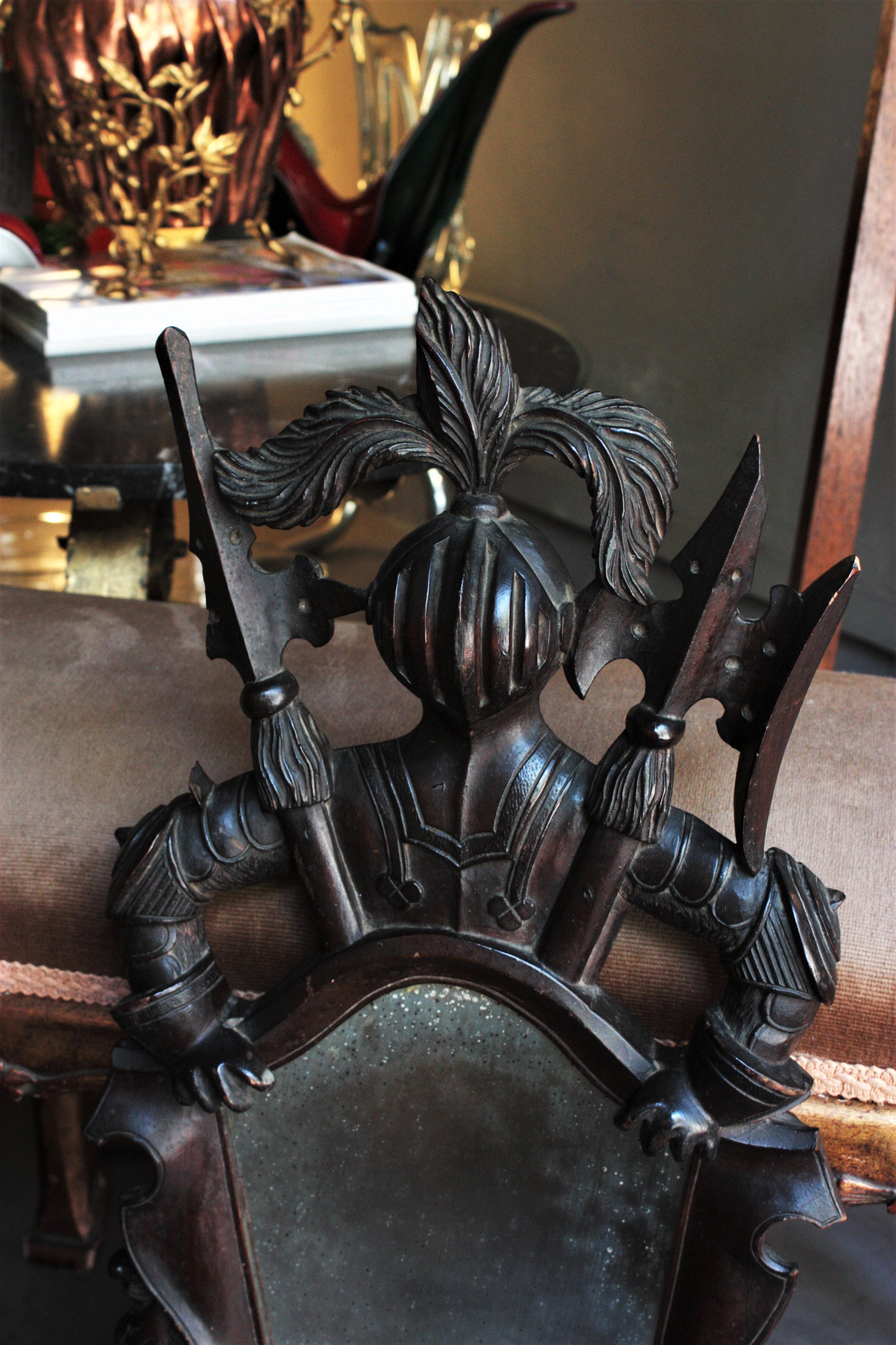 Espagnol Miroir en bois sculpté de style néo-espagnol avec cadre médiéval en forme de chevalier en vente
