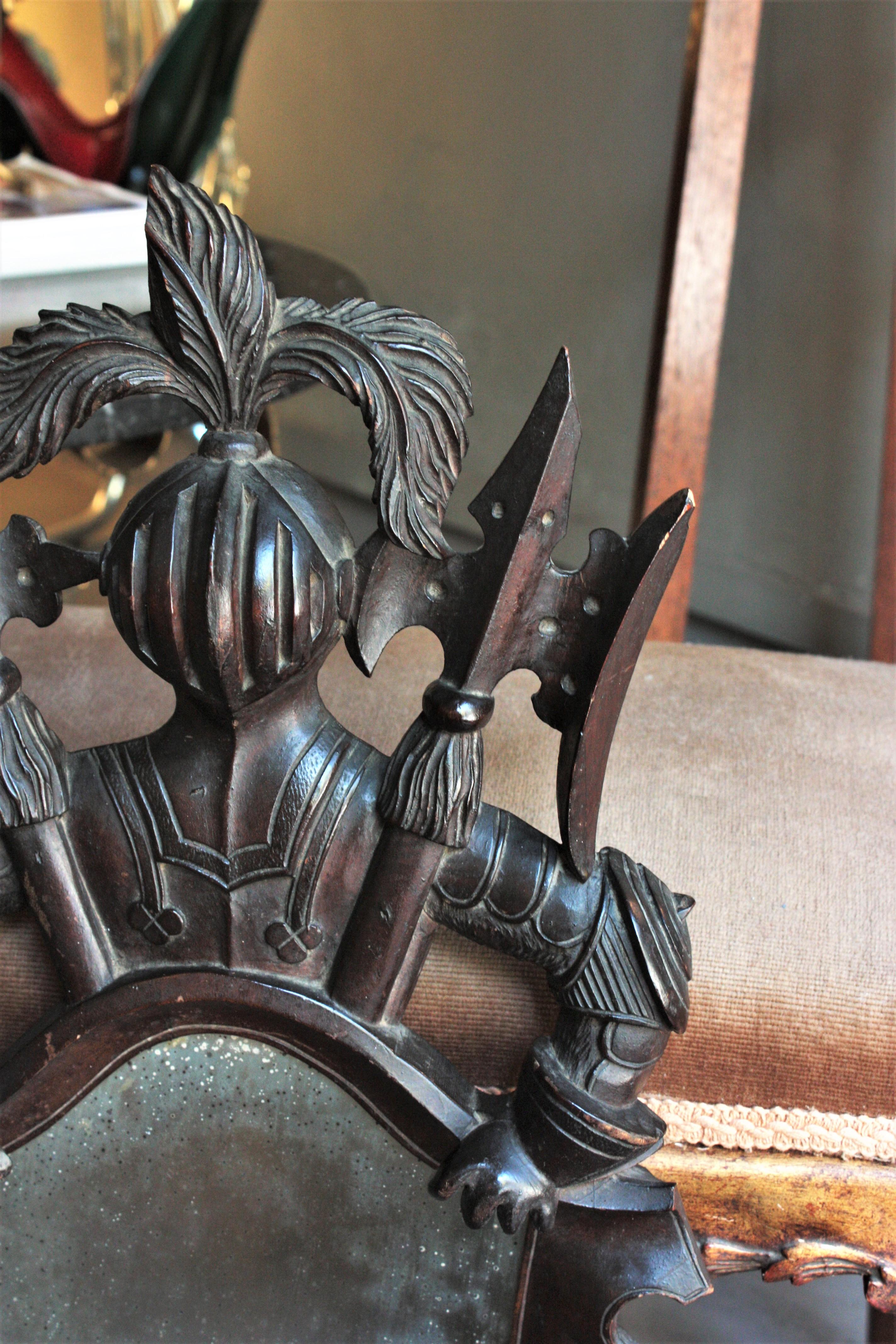 Spanisch Revival geschnitzt Holz Spiegel mit mittelalterlichen Ritter geformt Frame (20. Jahrhundert) im Angebot