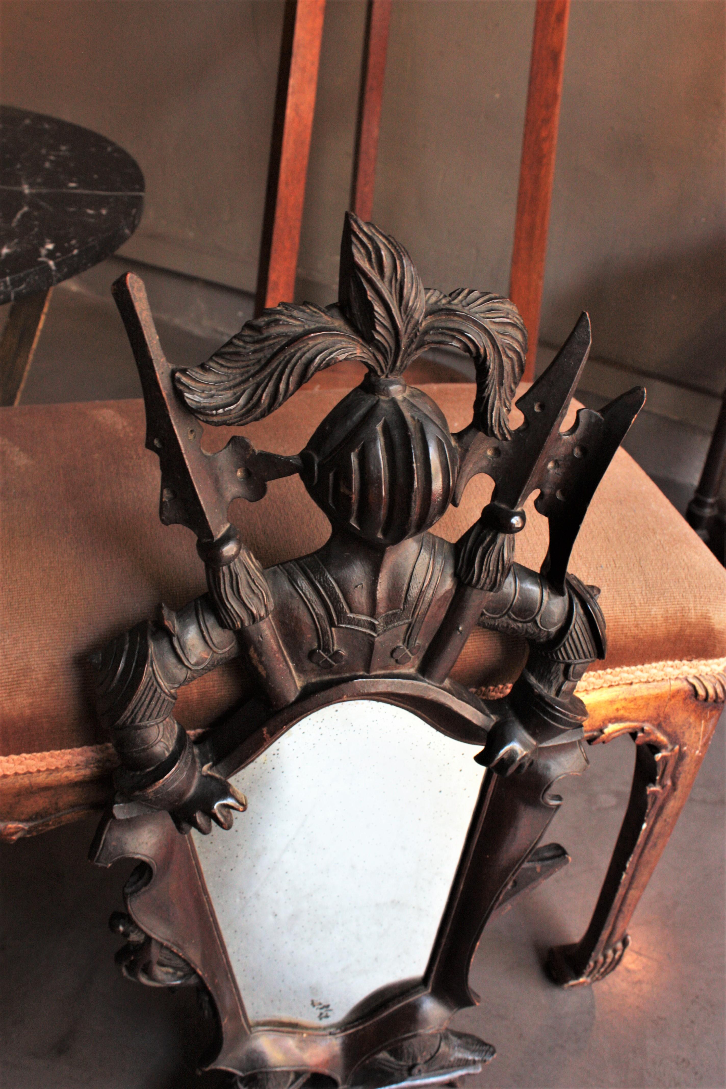 Spanisch Revival geschnitzt Holz Spiegel mit mittelalterlichen Ritter geformt Frame im Angebot 2