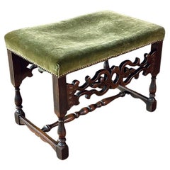 Spanish Revival geschnitztes Holz & Samt Hocker mit Nagelkopfverzierung