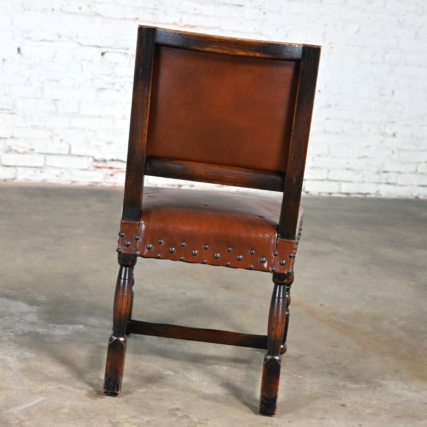 Spanish Revival Century Furniture Oak Side Chair Cognac Leder Nailhead Details (Mitte des 20. Jahrhunderts) im Angebot
