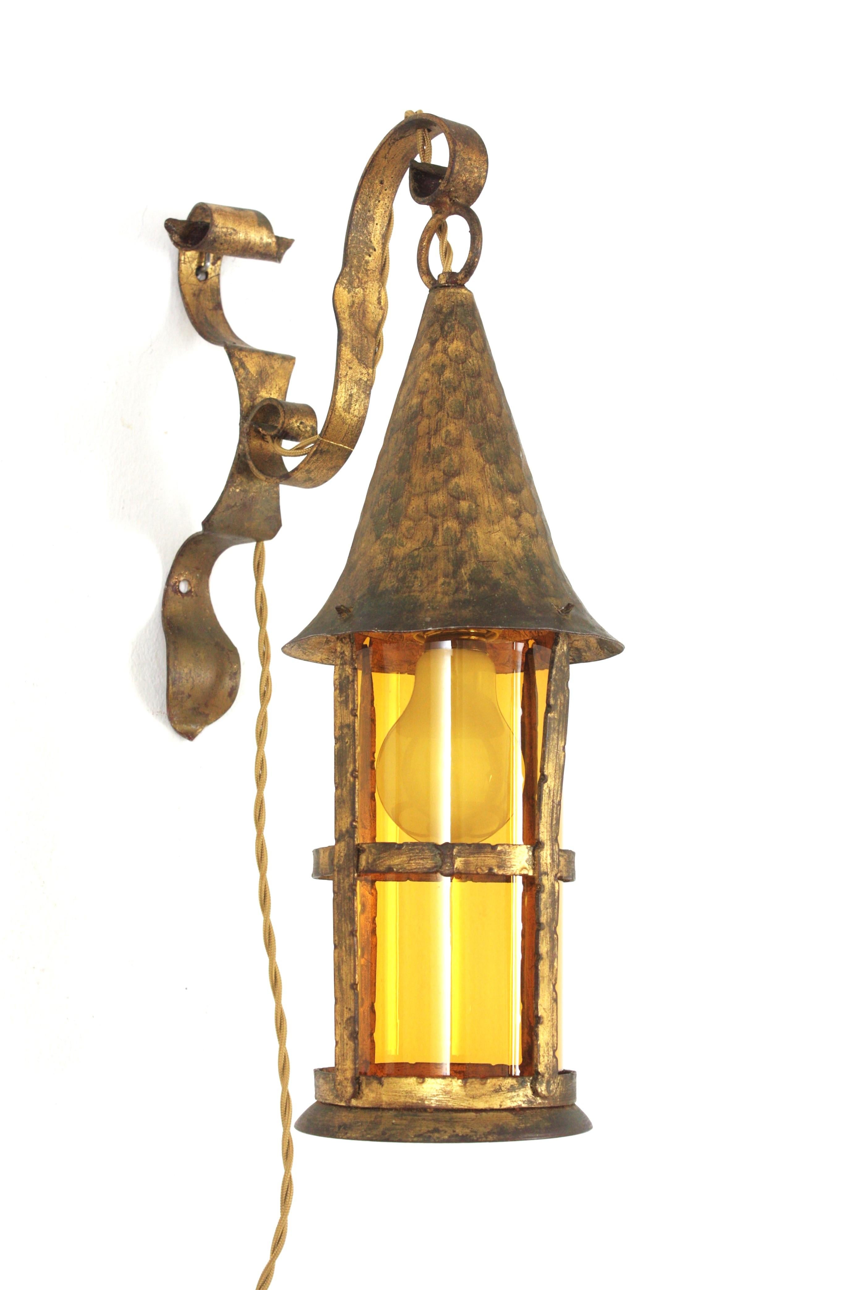 Hammered Spanish Revival Gilt Iron and Amber Glass Wall Lantern / Wall Sconce, 1940s For Sale