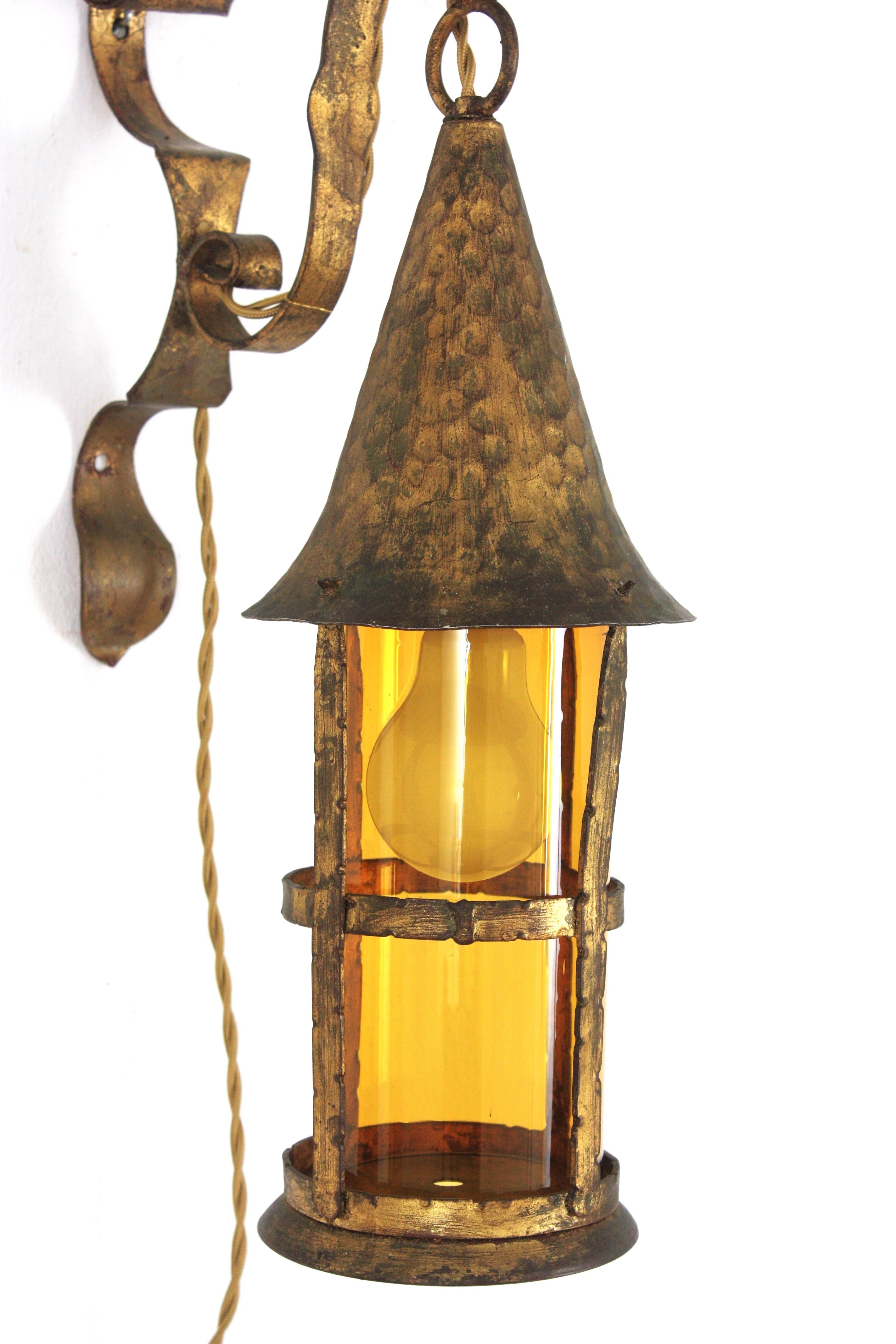 Spanish Revival Gilt Iron and Amber Glass Wall Lantern / Wall Sconce, 1940s In Good Condition For Sale In Barcelona, ES