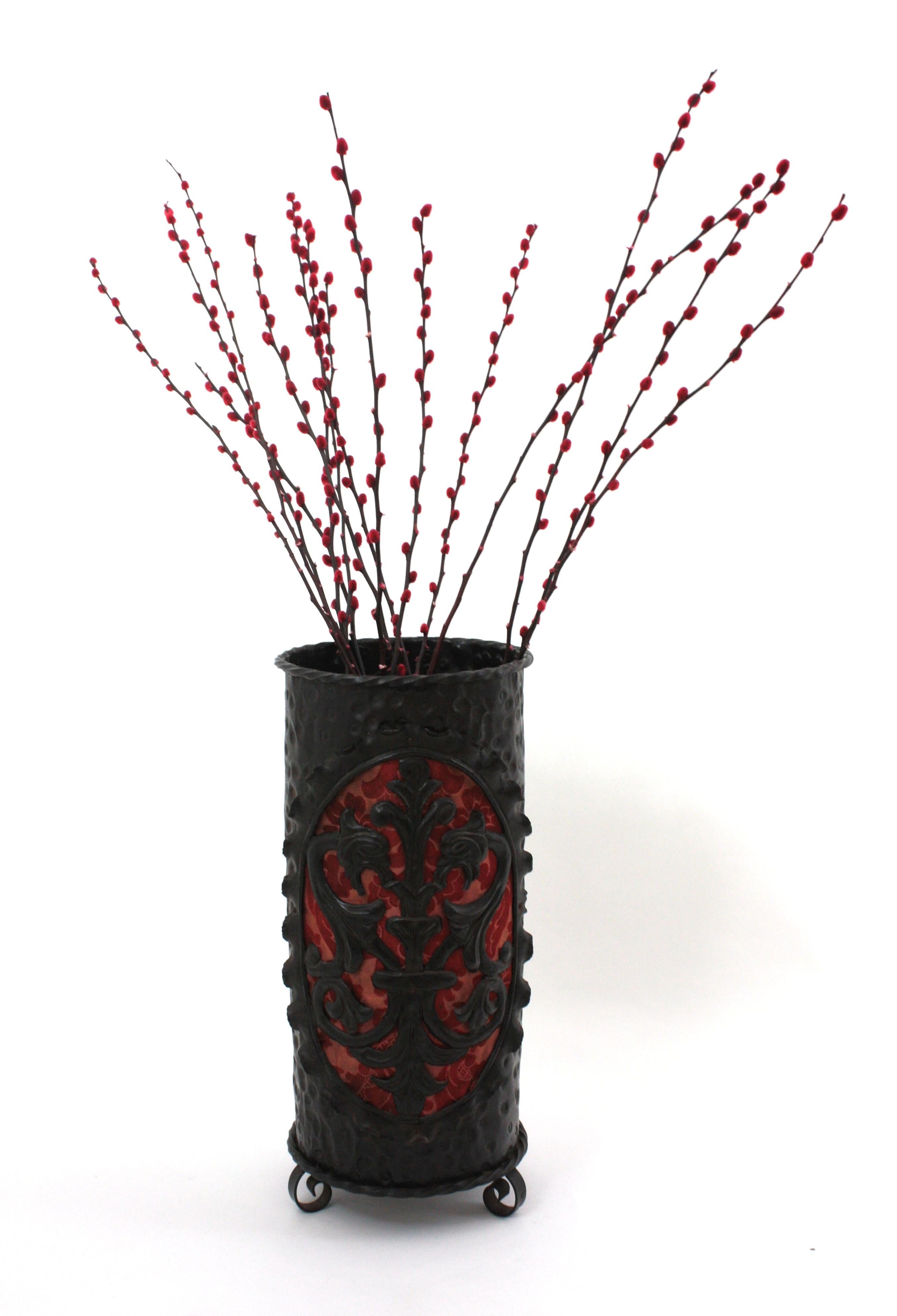 Paragüero de hierro de renacimiento español con detalle de escudo de los Dragones, 1940 en venta 2