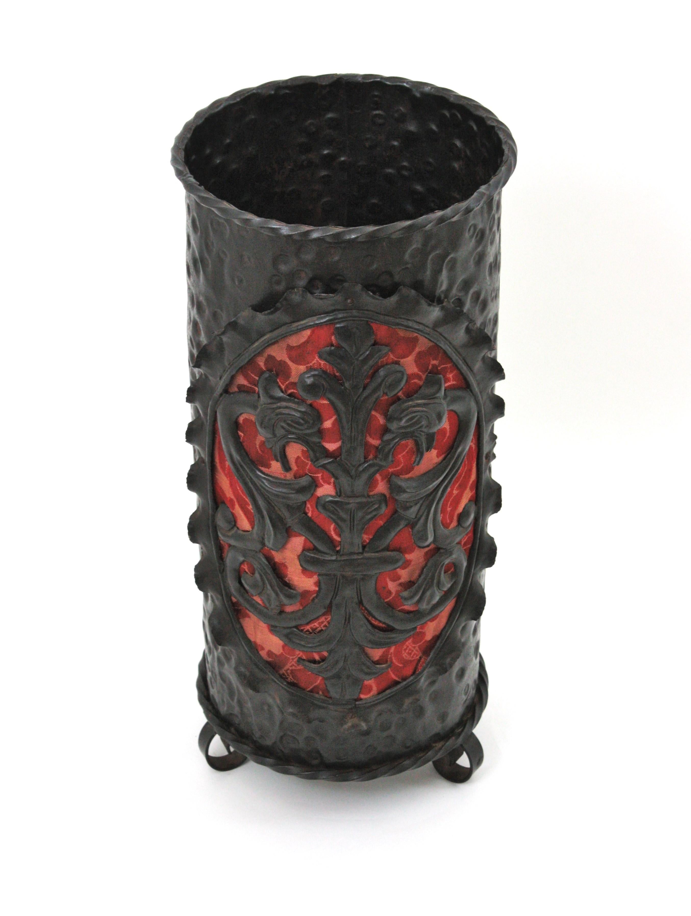 Paragüero de hierro de renacimiento español con detalle de escudo de los Dragones, 1940 en venta 3