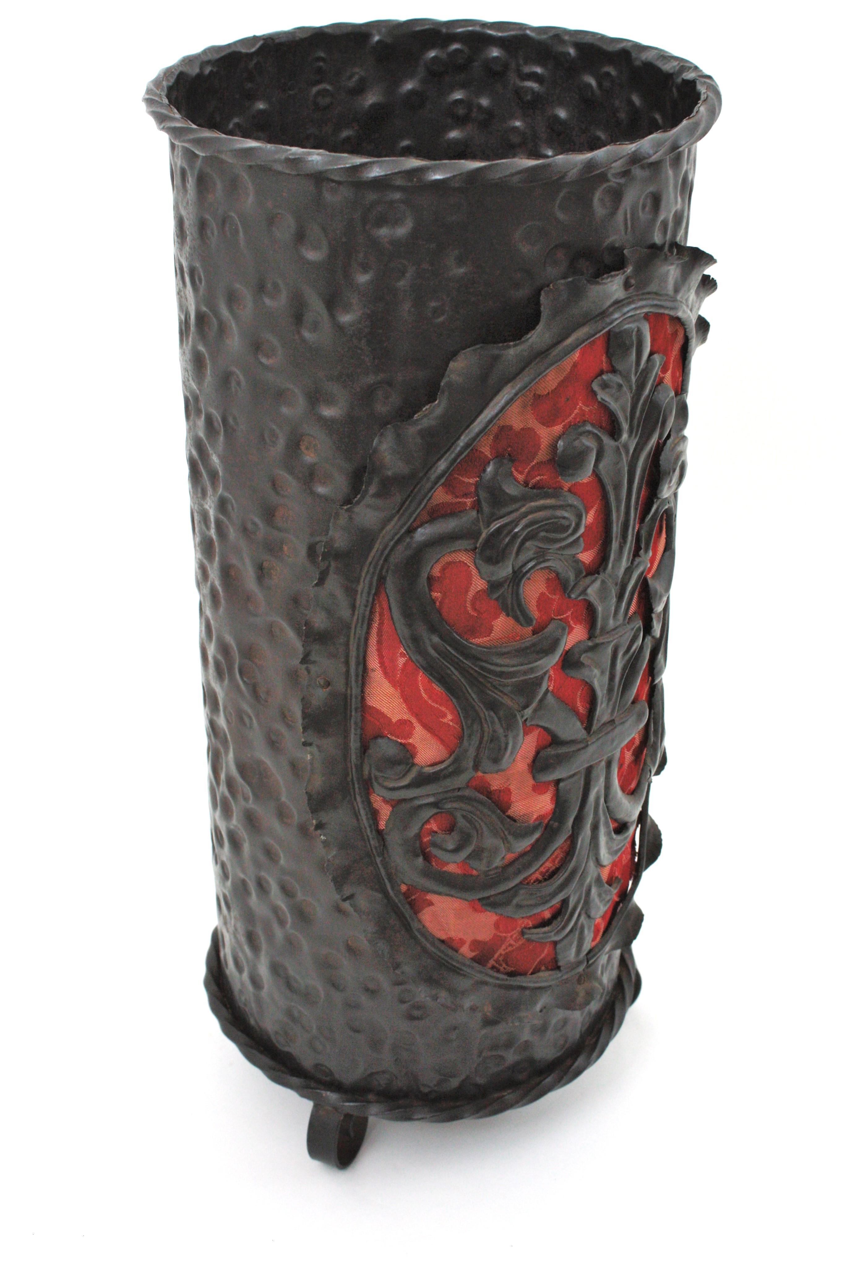 Paragüero de hierro de renacimiento español con detalle de escudo de los Dragones, 1940 en venta 4