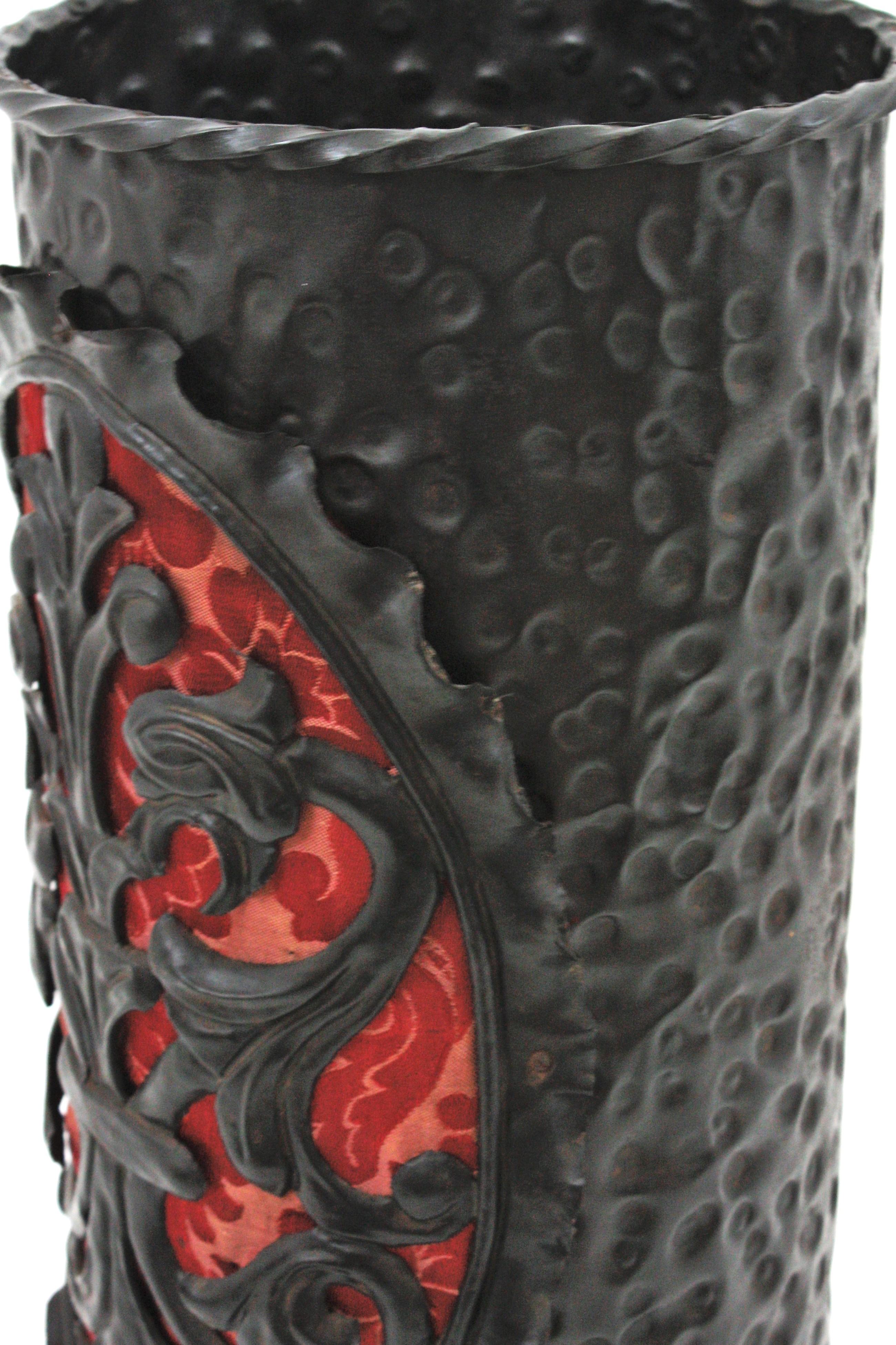 Paragüero de hierro de renacimiento español con detalle de escudo de los Dragones, 1940 en venta 5