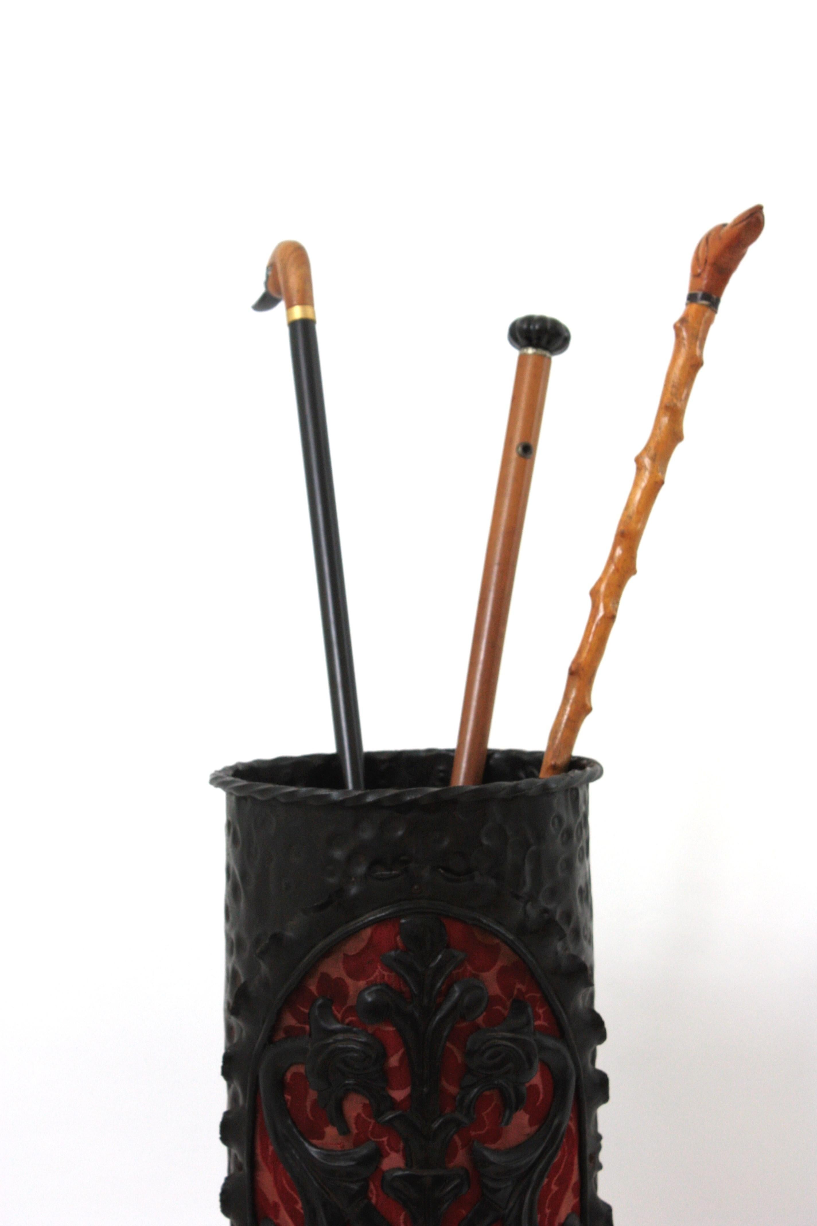 Paragüero de hierro de renacimiento español con detalle de escudo de los Dragones, 1940 en venta 6