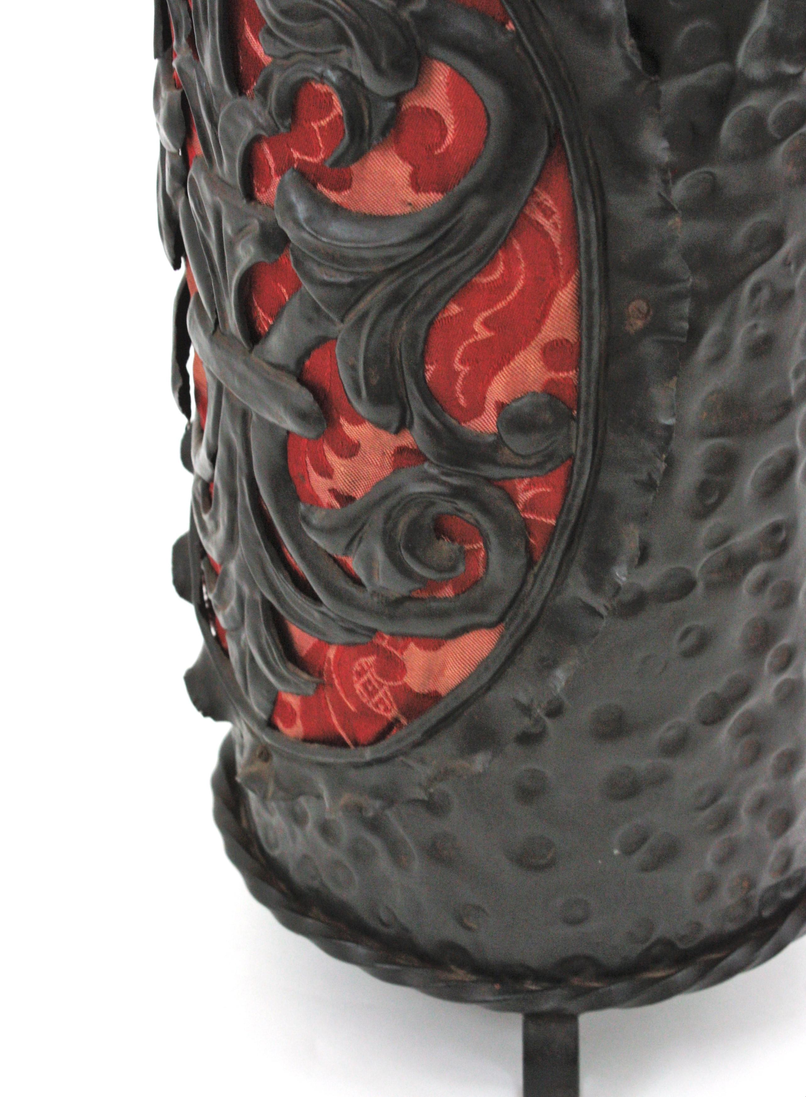 Paragüero de hierro de renacimiento español con detalle de escudo de los Dragones, 1940 en venta 7