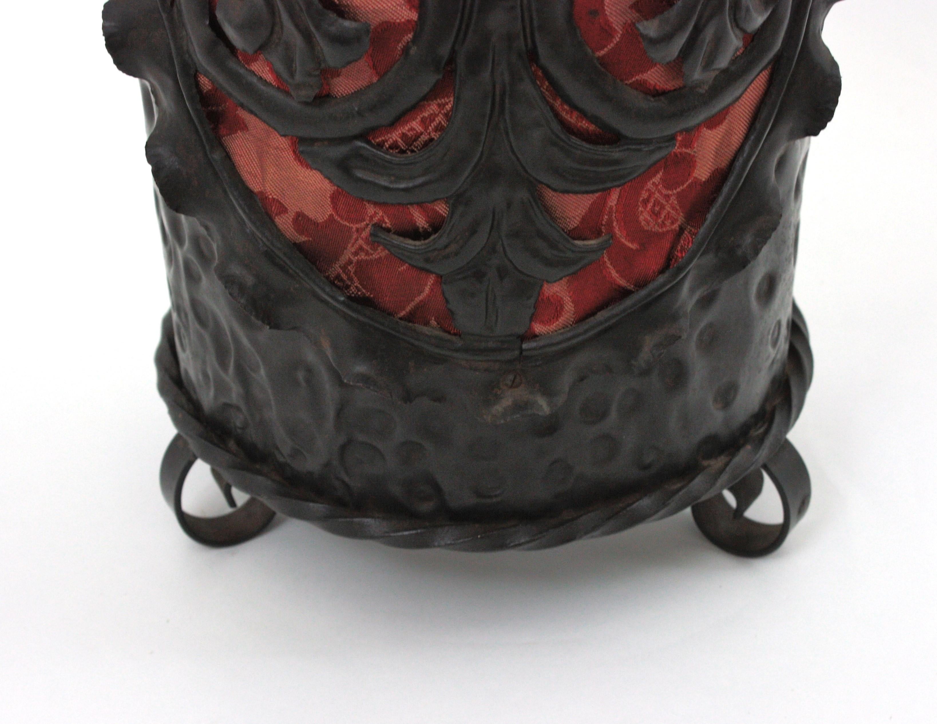 Paragüero de hierro de renacimiento español con detalle de escudo de los Dragones, 1940 en venta 8