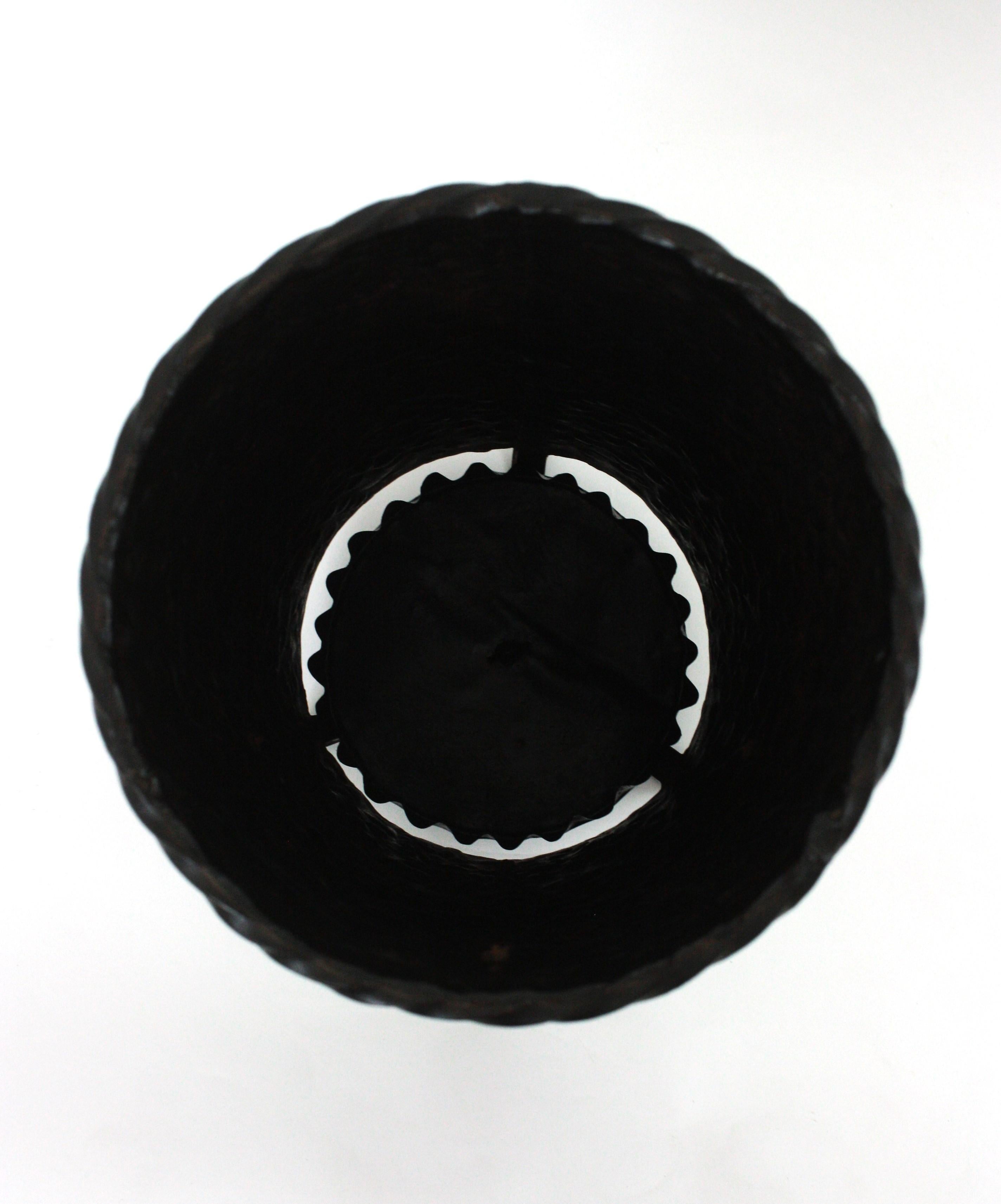 Paragüero de hierro de renacimiento español con detalle de escudo de los Dragones, 1940 en venta 9