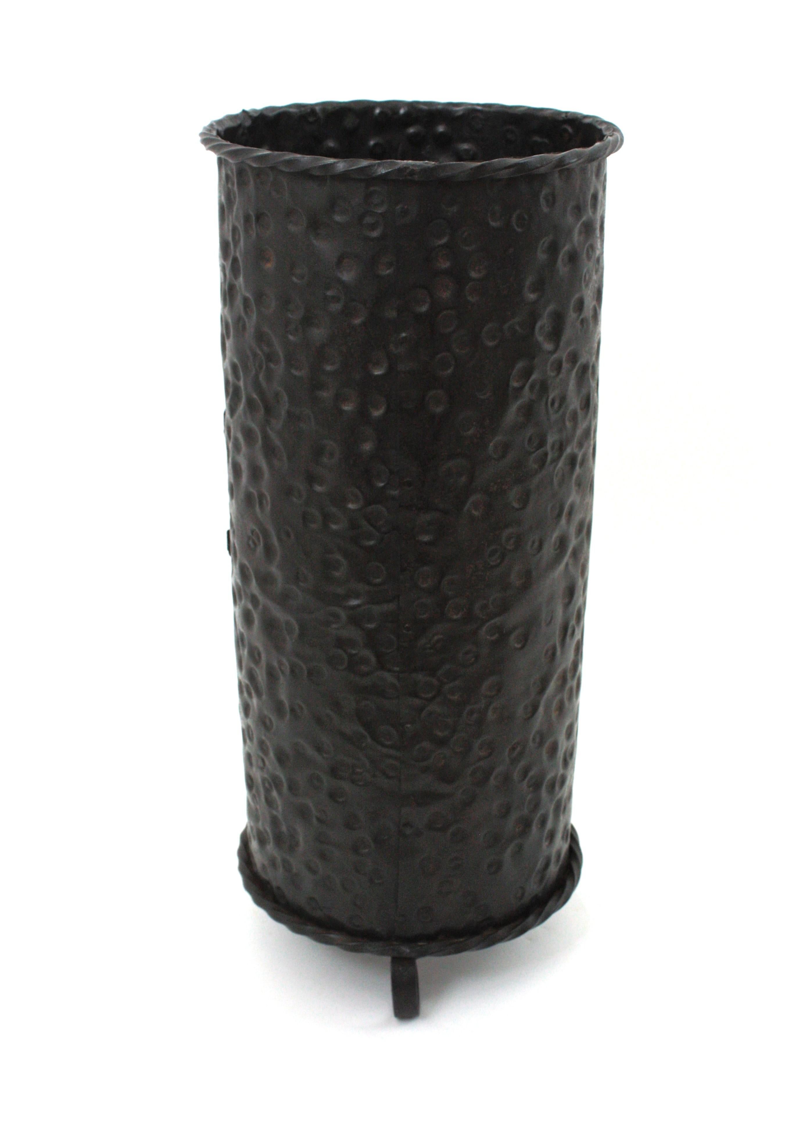 Paragüero de hierro de renacimiento español con detalle de escudo de los Dragones, 1940 en venta 10