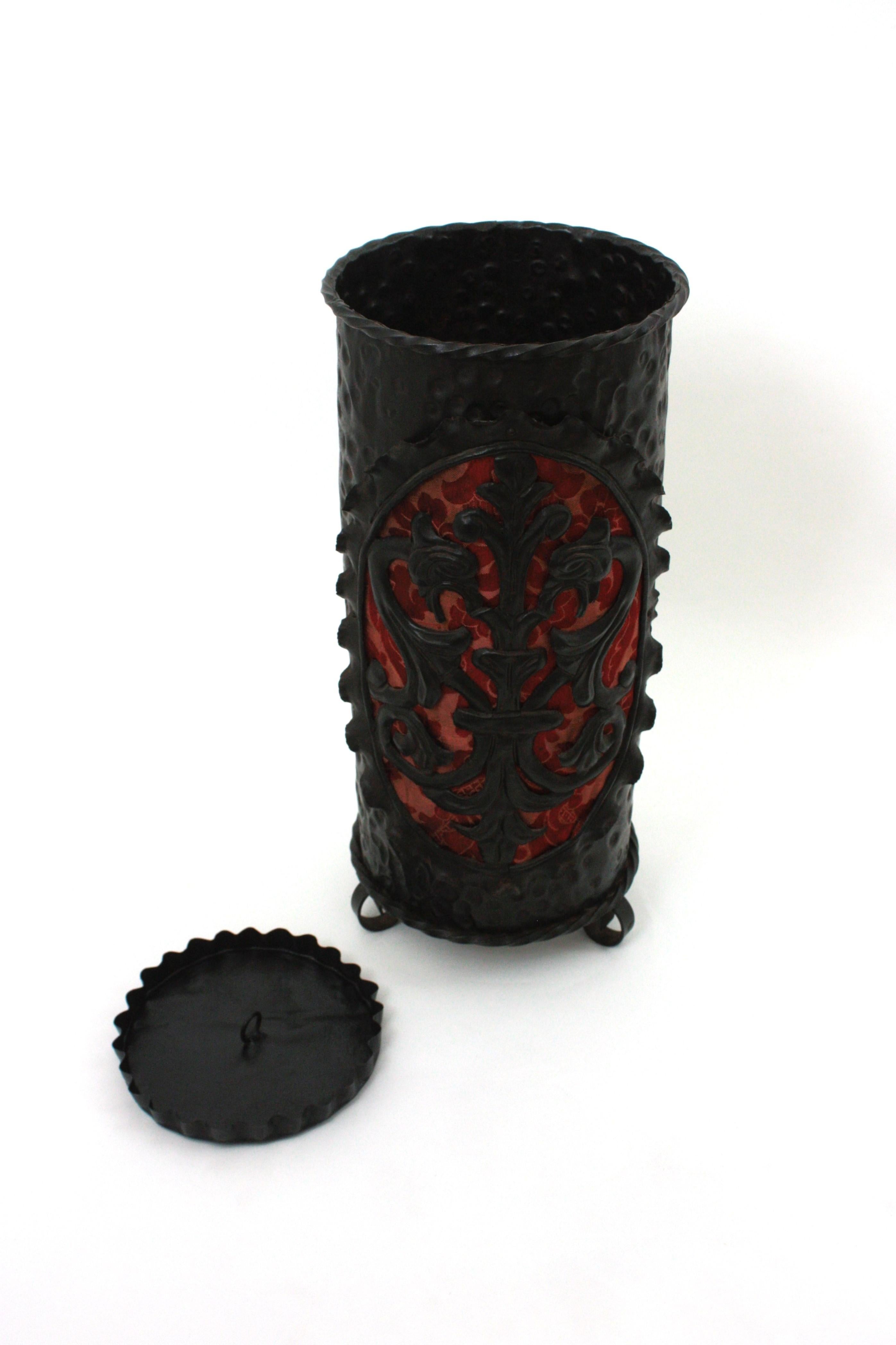 Paragüero de hierro de renacimiento español con detalle de escudo de los Dragones, 1940 en venta 11