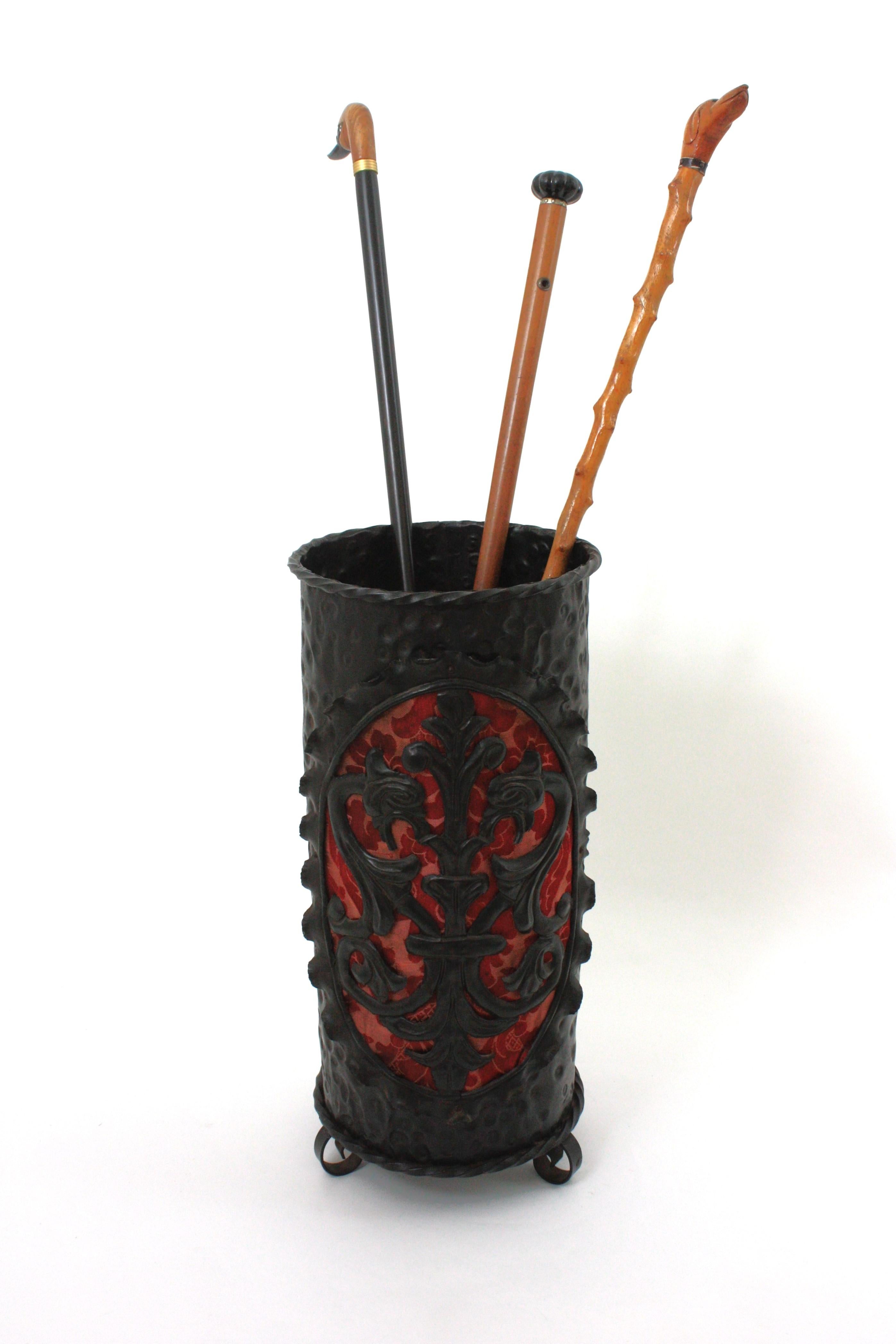 Paragüero de hierro de renacimiento español con detalle de escudo de los Dragones, 1940 en venta 12