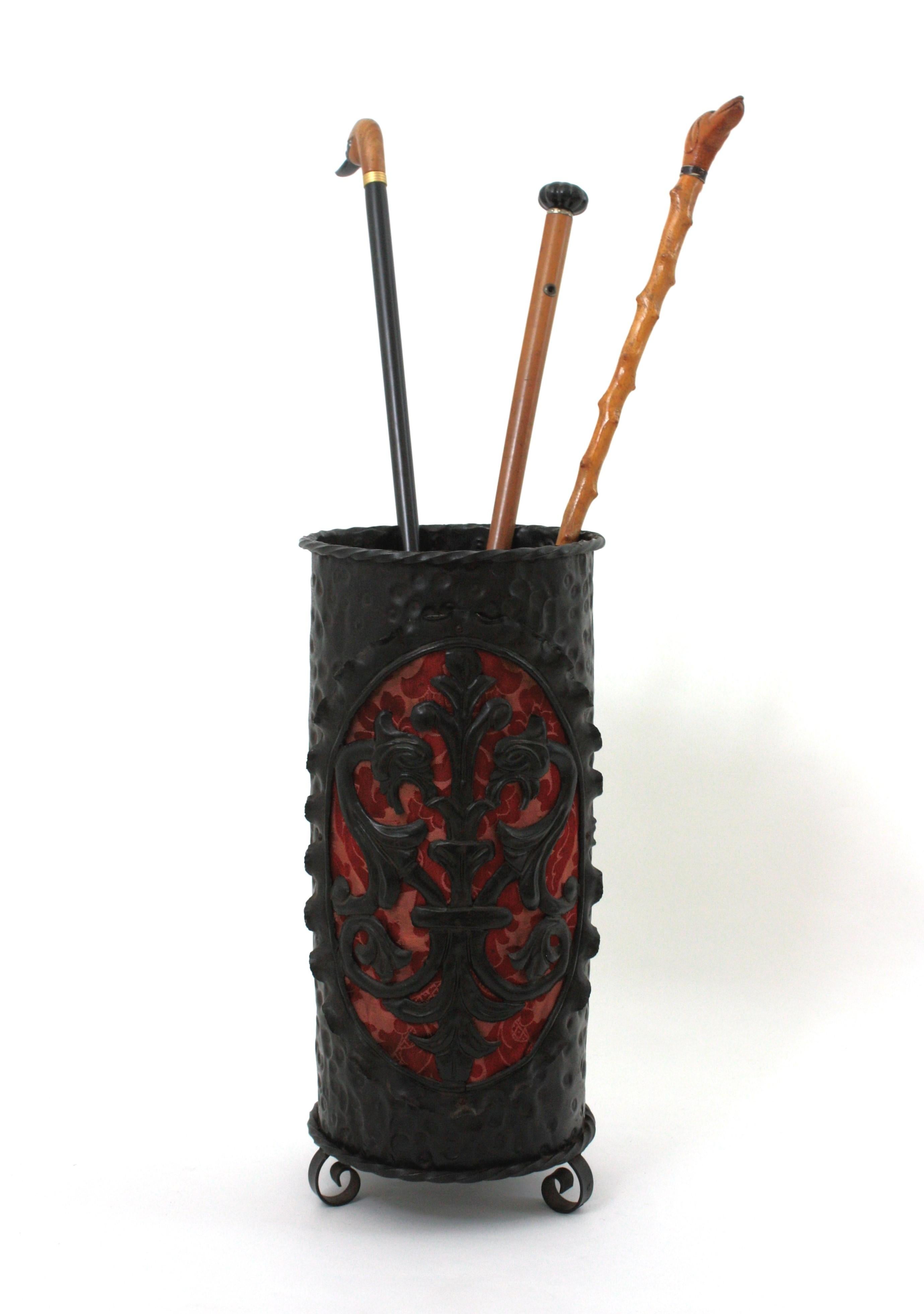 Paragüero de hierro de renacimiento español con detalle de escudo de los Dragones, 1940 Renacimiento renacentista en venta