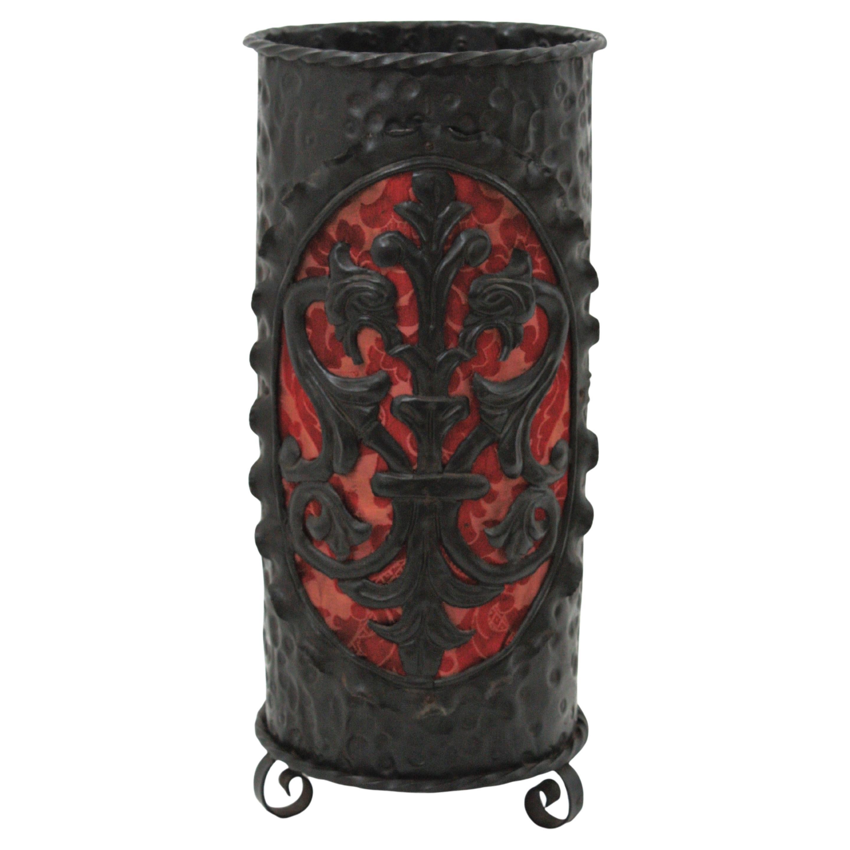 Paragüero de hierro de renacimiento español con detalle de escudo de los Dragones, 1940 Español en venta