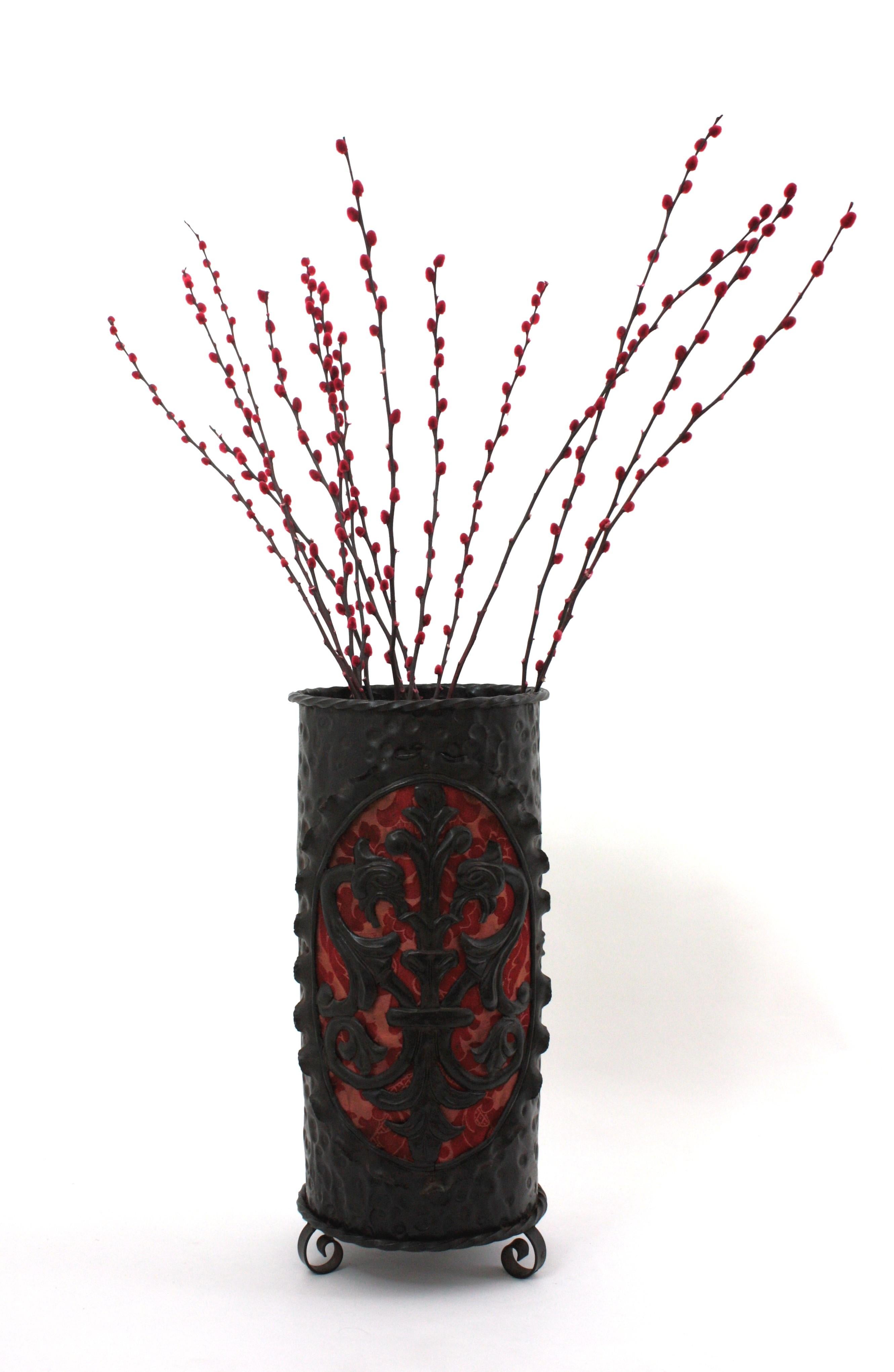 Paragüero de hierro de renacimiento español con detalle de escudo de los Dragones, 1940 Martillado en venta